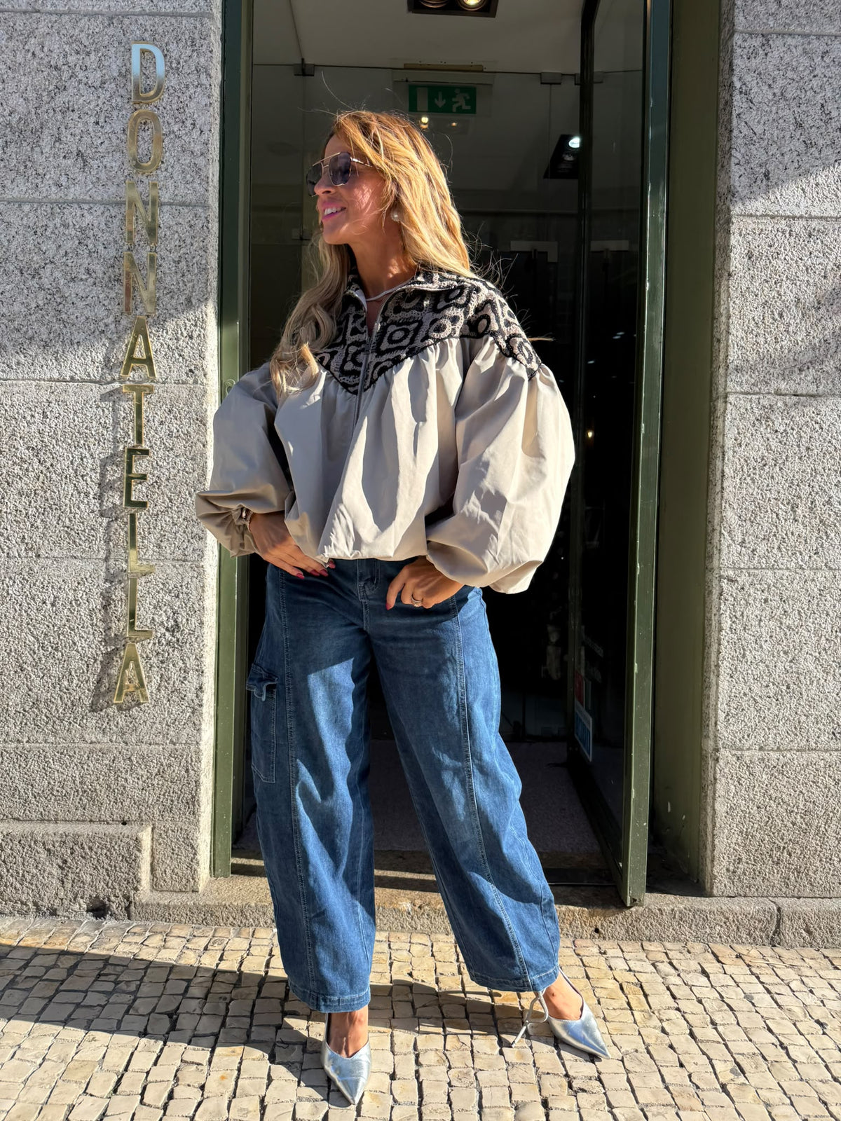 Casaco Oversized com Bordado Contrastante