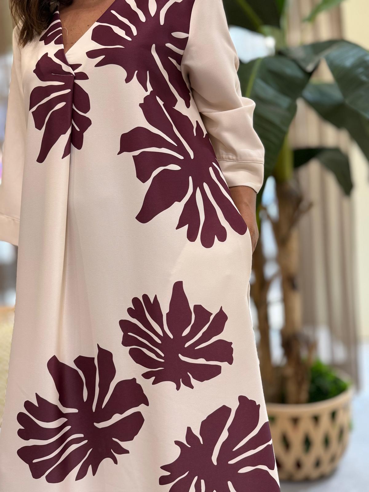 Vestido com estampado floral vermelho