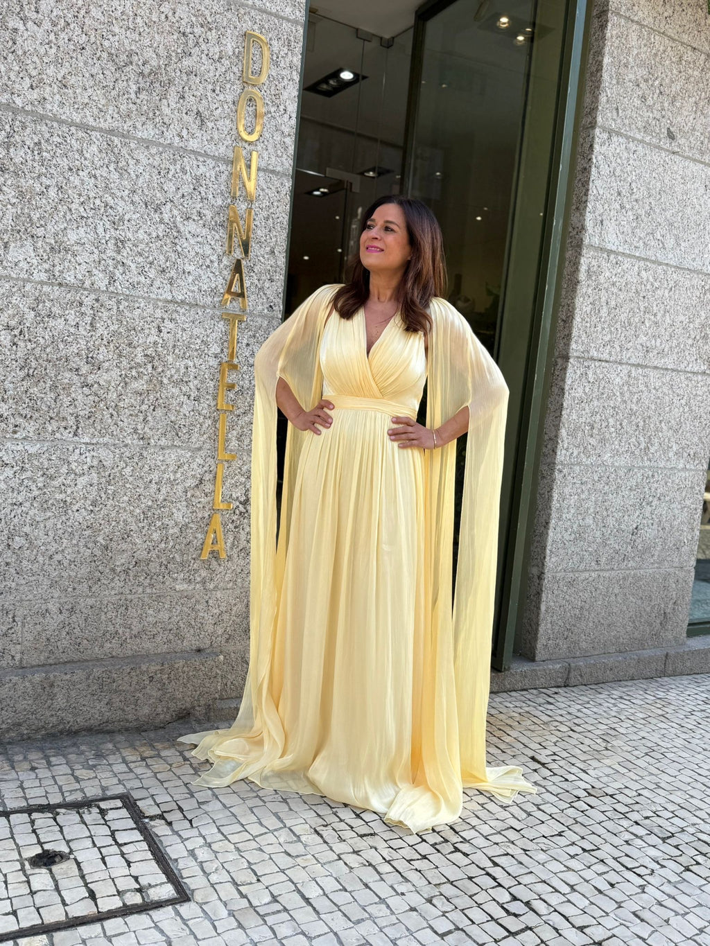 VESTIDO CETIM COM MANGAS CAPA