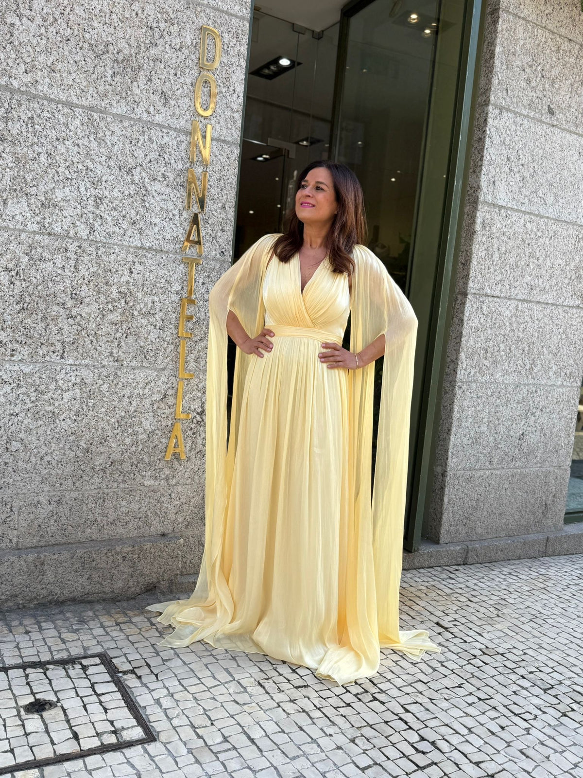 VESTIDO CETIM COM MANGAS CAPA