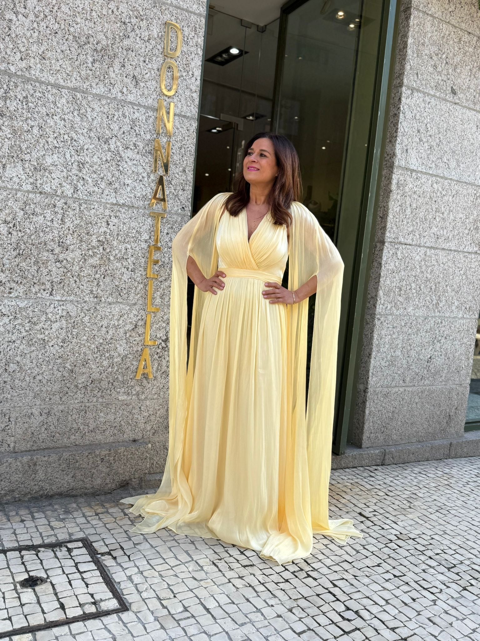 VESTIDO CETIM COM MANGAS CAPA