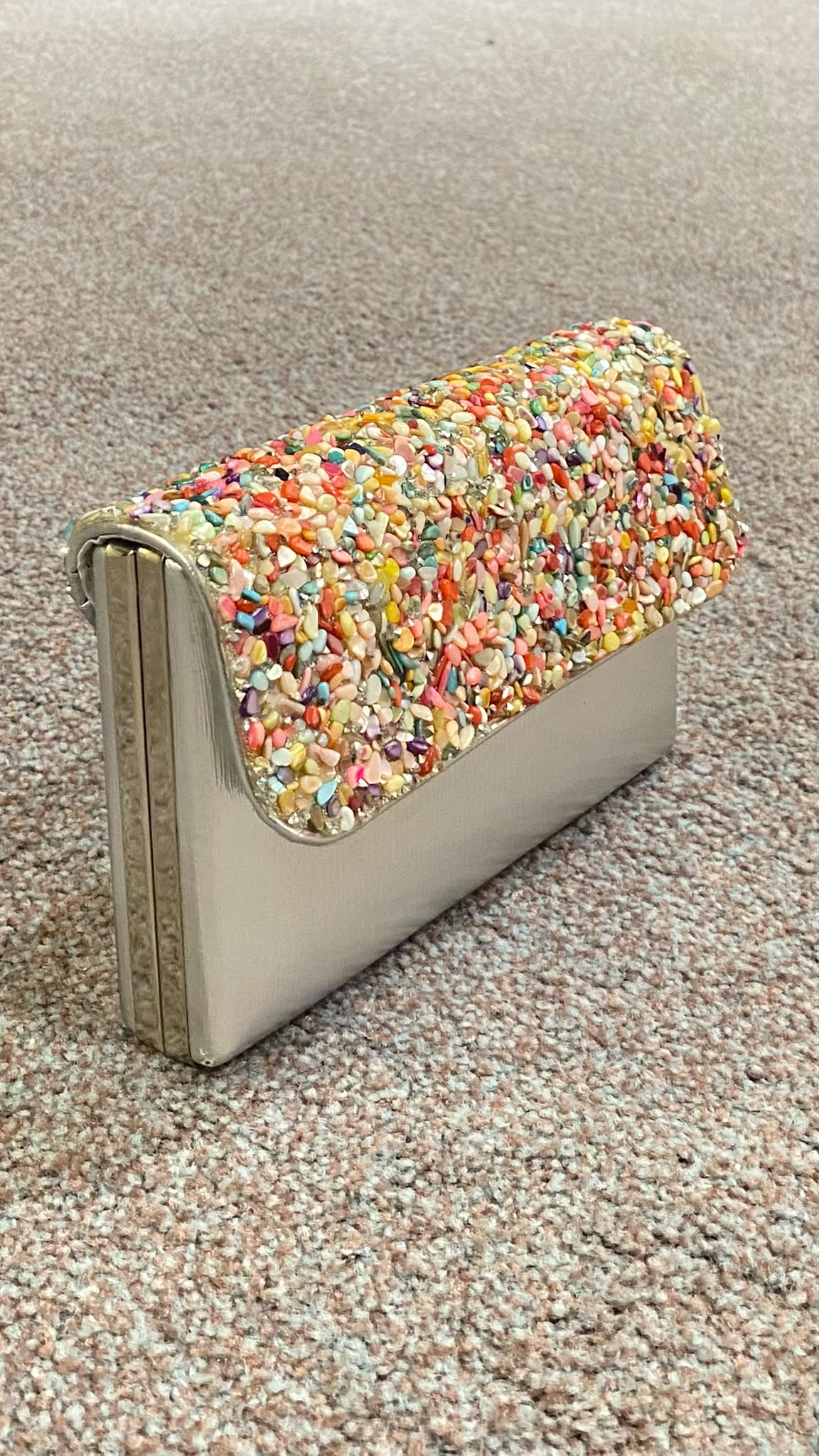 POCHETE PRATEADA COM PEDRARIA MULTICOLORIDA