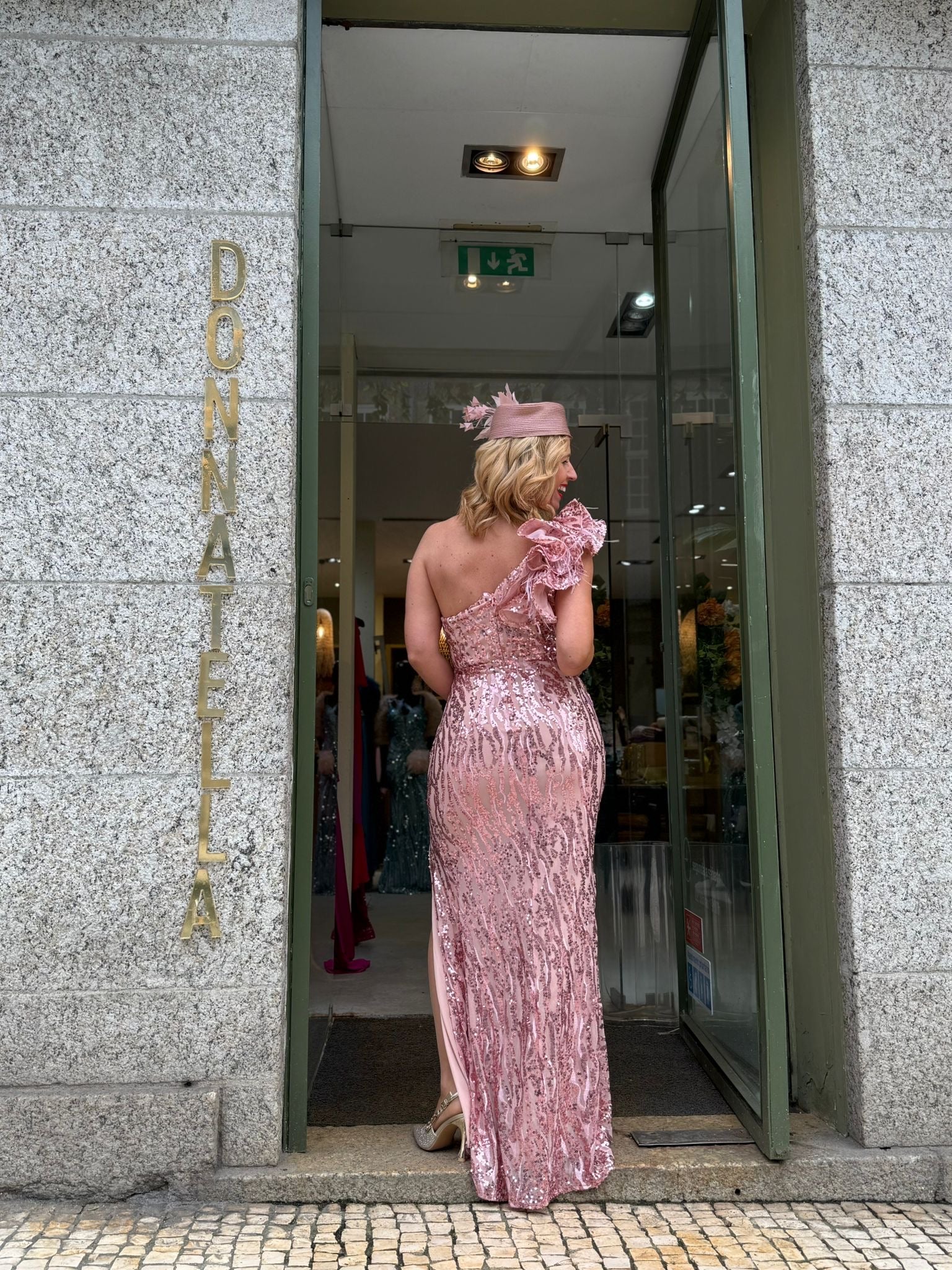 VESTIDO DE LANTEJOULAS ASSIMÉTRICO