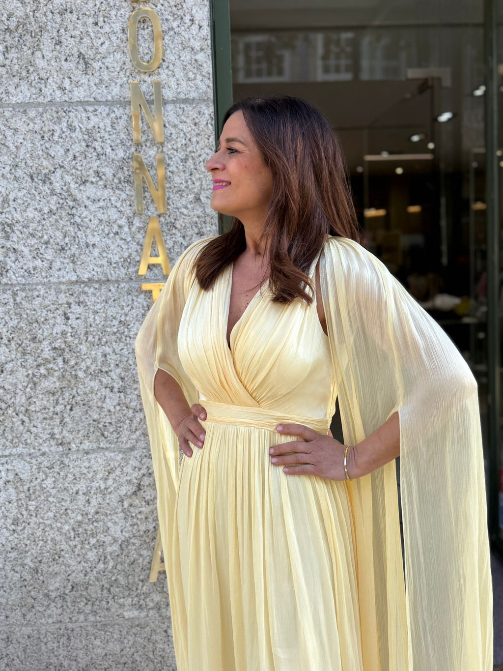 VESTIDO CETIM COM MANGAS CAPA