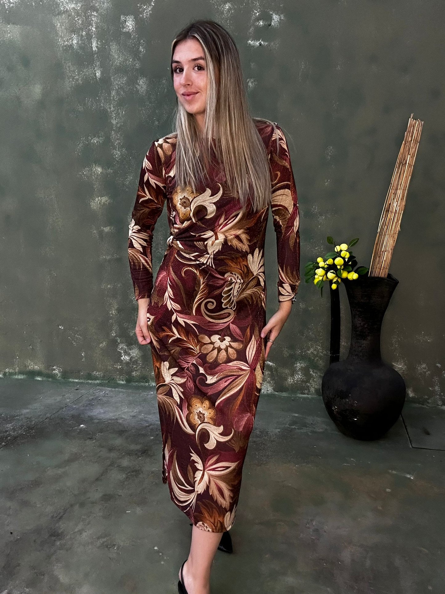Vestido com padrões florais com detalhe dourado