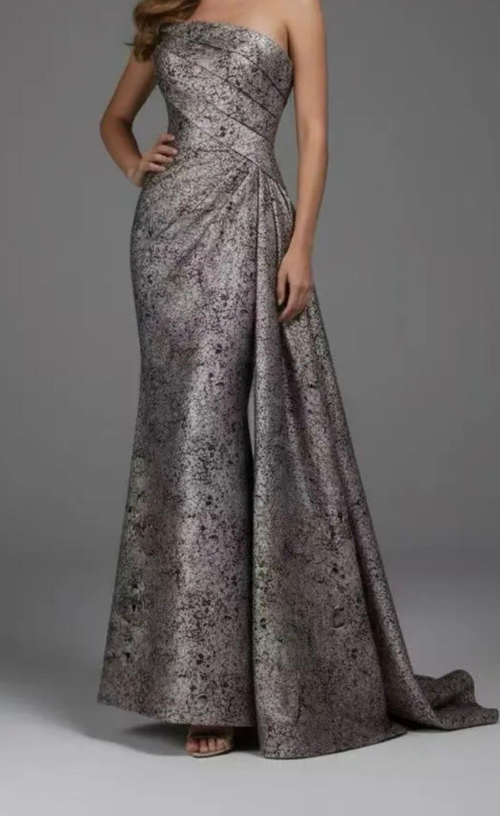 VESTIDO BROCADO EM MODELO SEREIA