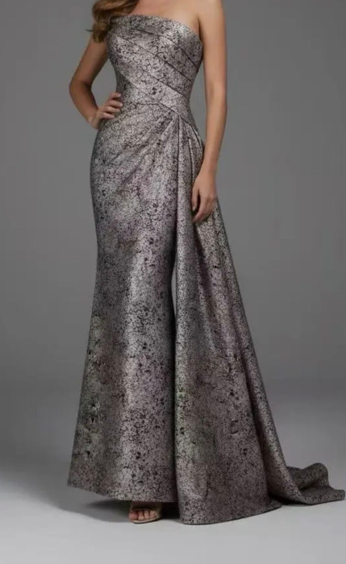 VESTIDO BROCADO EM MODELO SEREIA