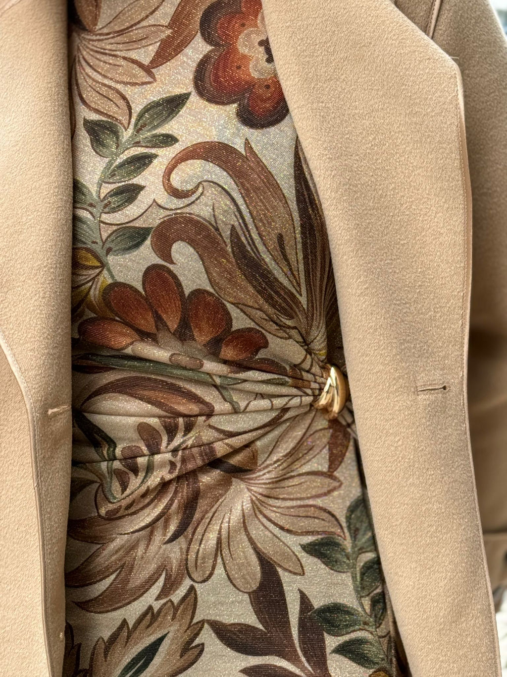 Vestido com padrões florais com detalhe dourado