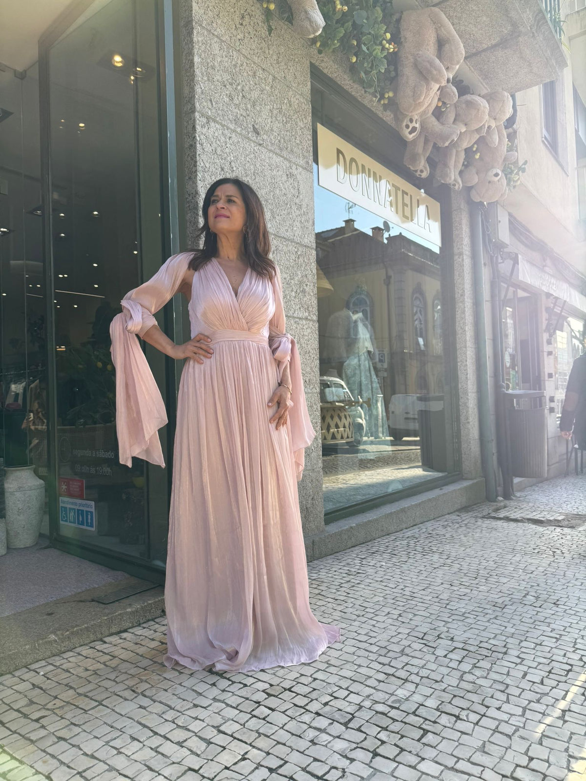 VESTIDO CETIM COM MANGAS CAPA