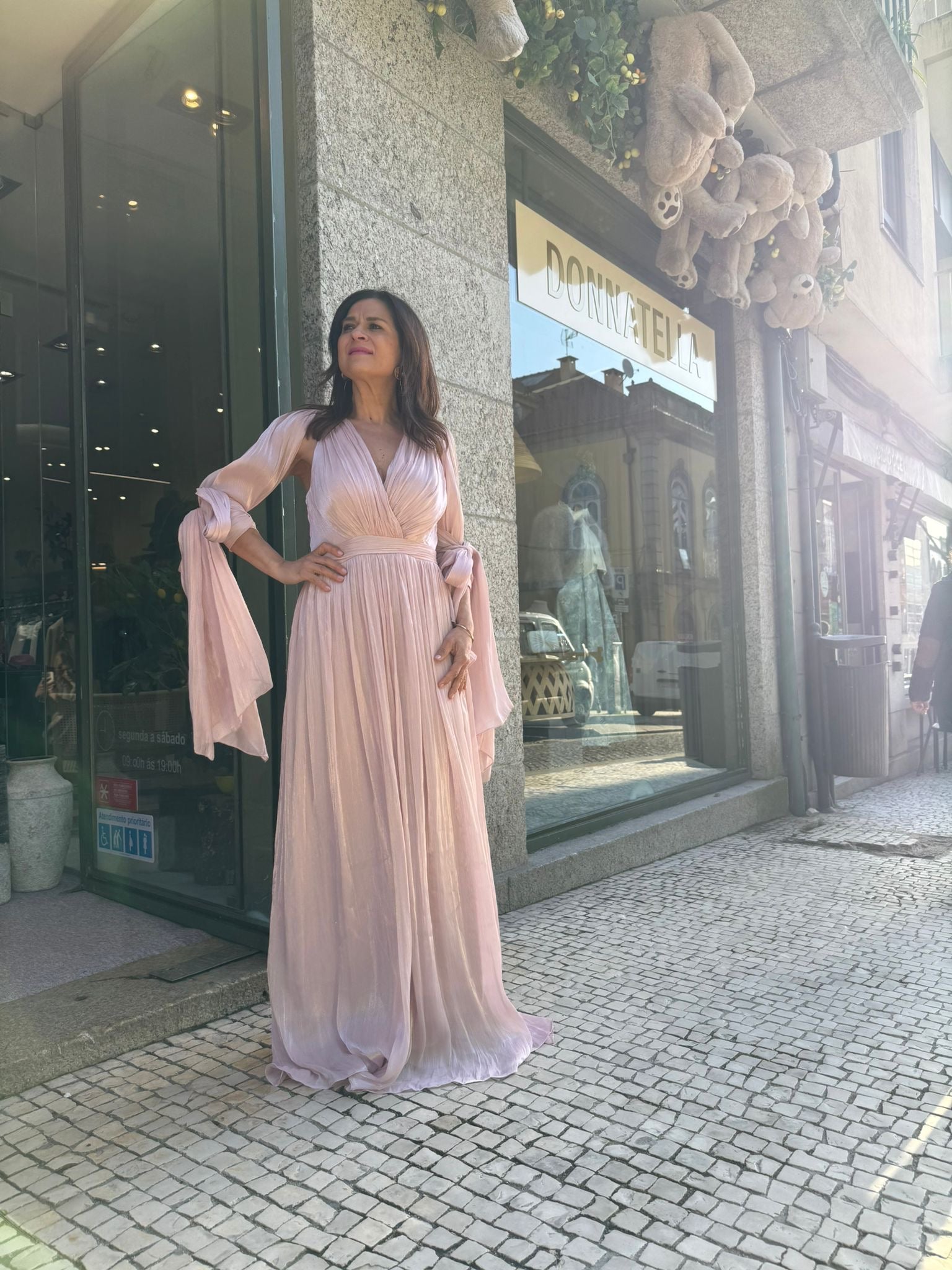 VESTIDO CETIM COM MANGAS CAPA