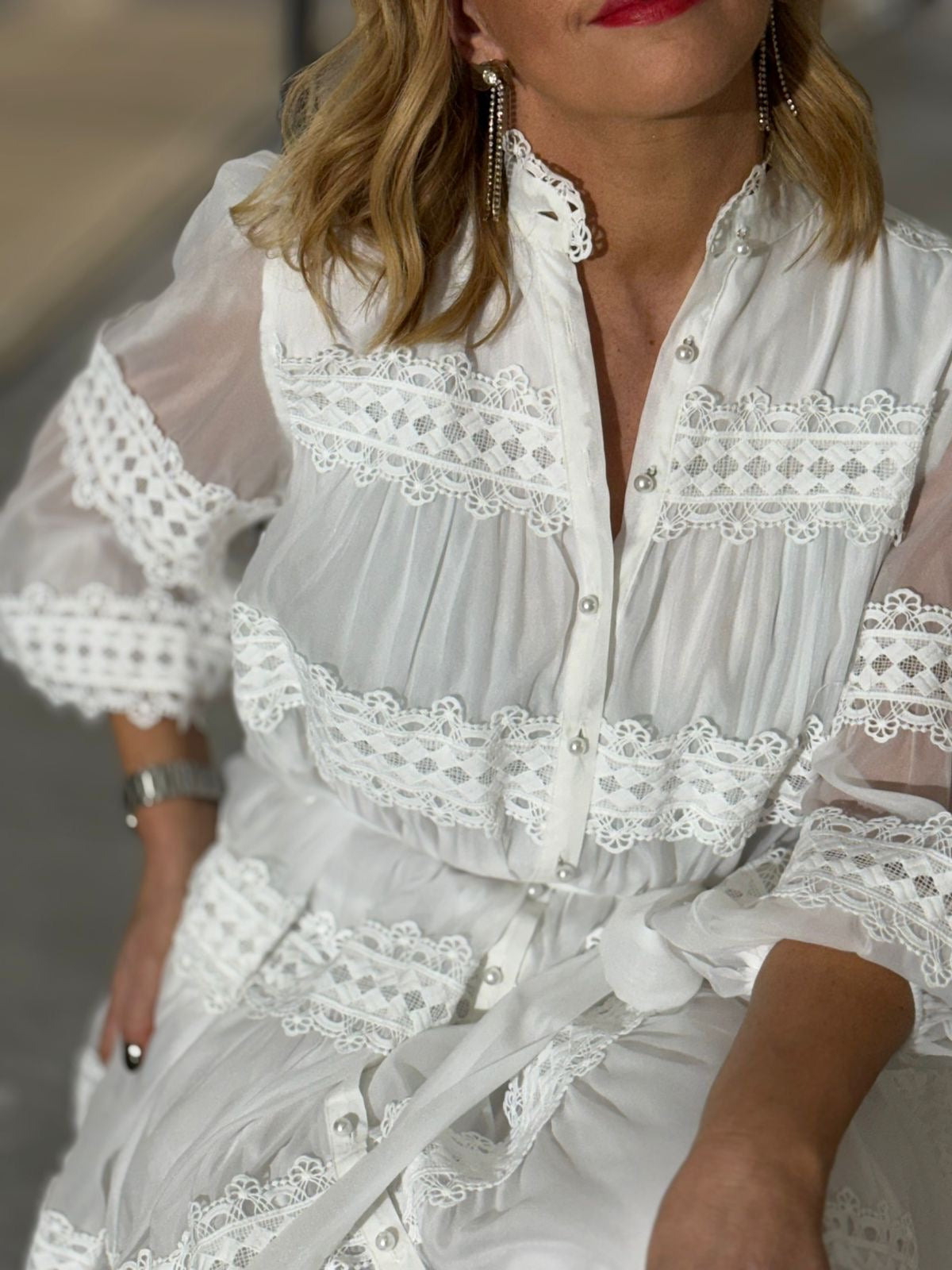 VESTIDO EM ORGANZA COM RENDA
