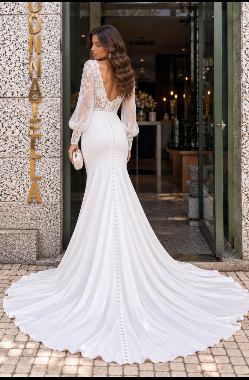 VESTIDO COM MANGAS DE RENDA E CAUDA