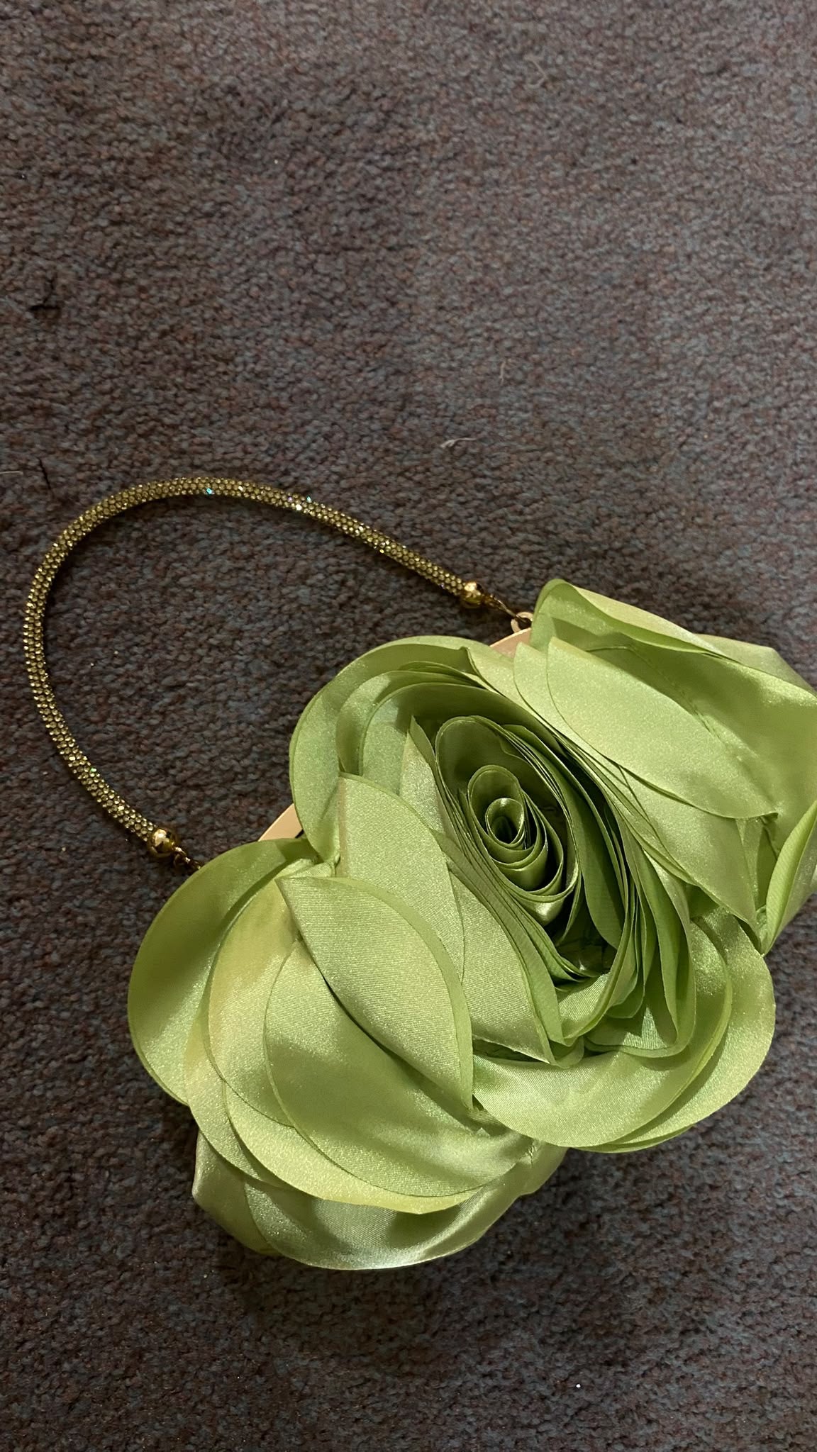 POCHETE DA FLOR ACETINADA VERDE