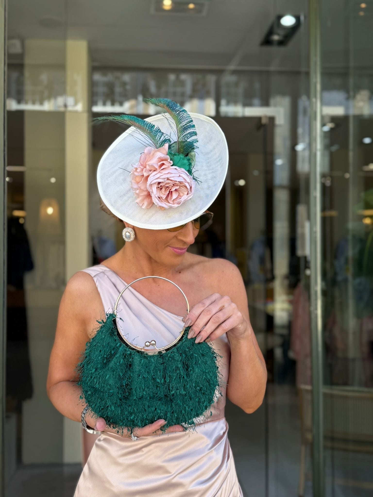 VESTIDO BEGE COM RACHA