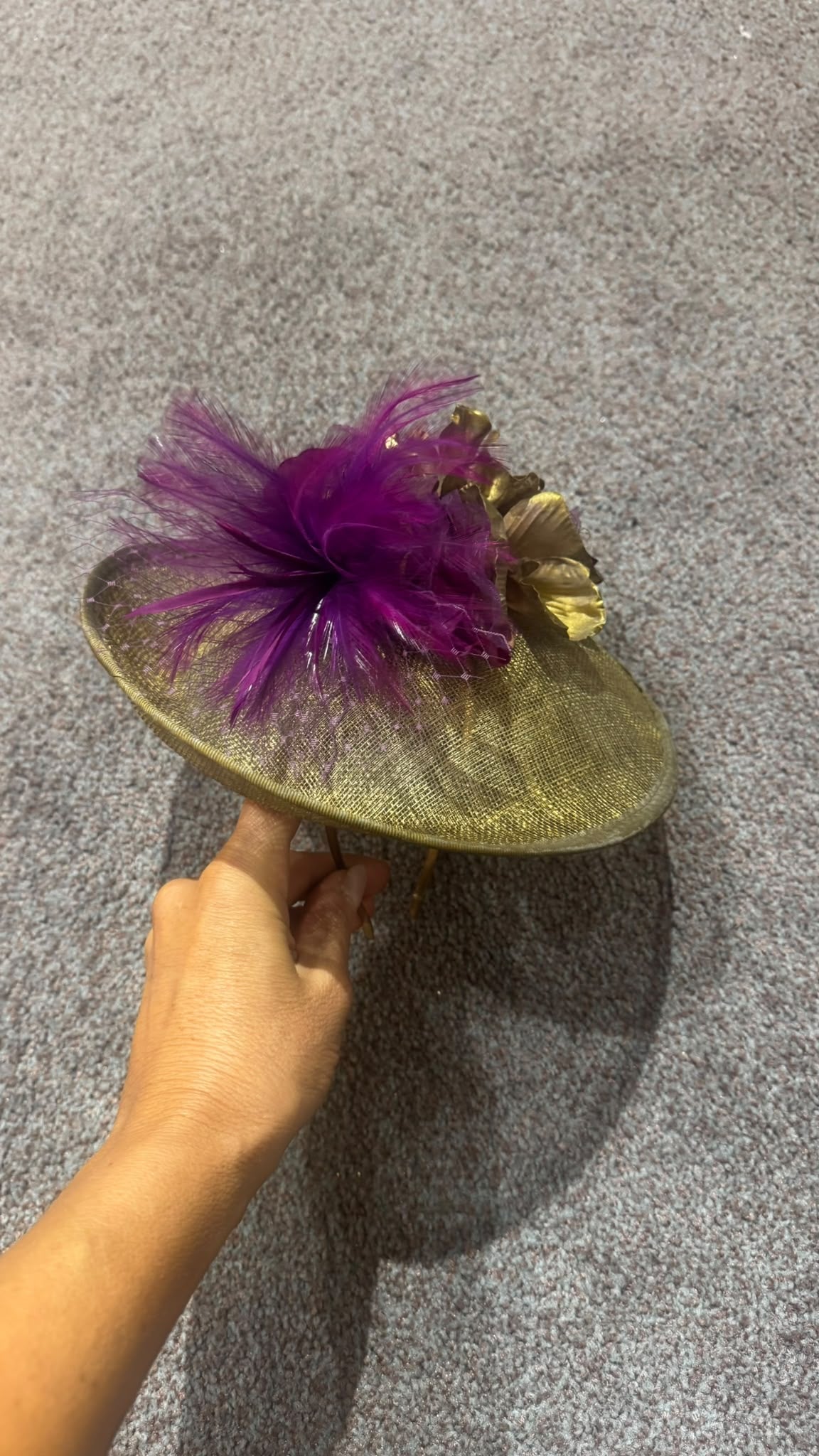 TOUCADO DOURADO COM FLORES ROXAS