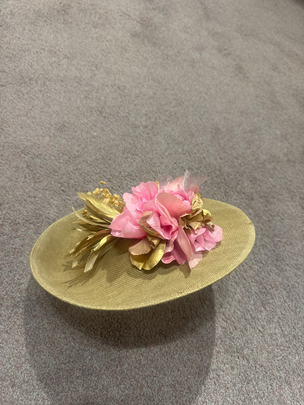 TOUCADO DOURADO COM FLOR ROSA