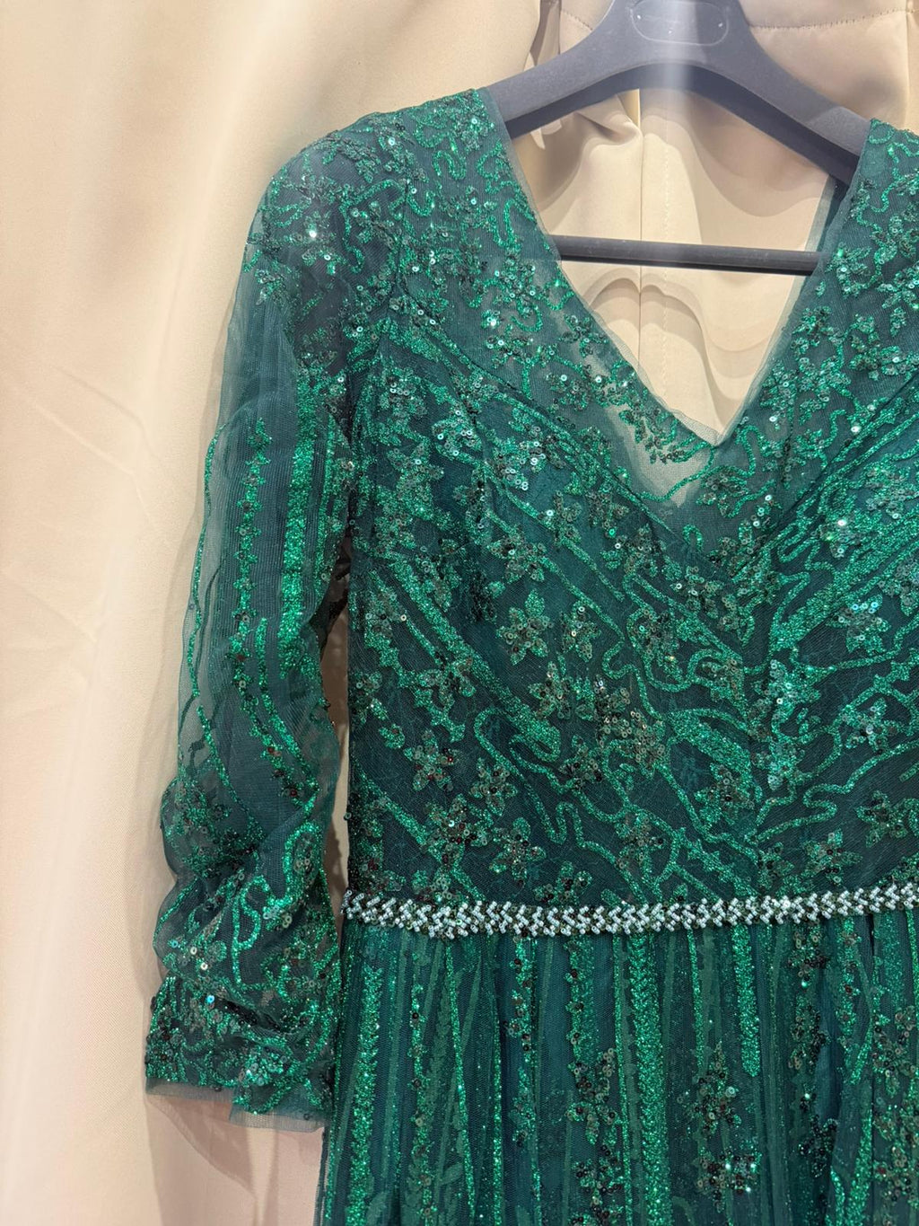 VESTIDO VERDE PEDRARIA