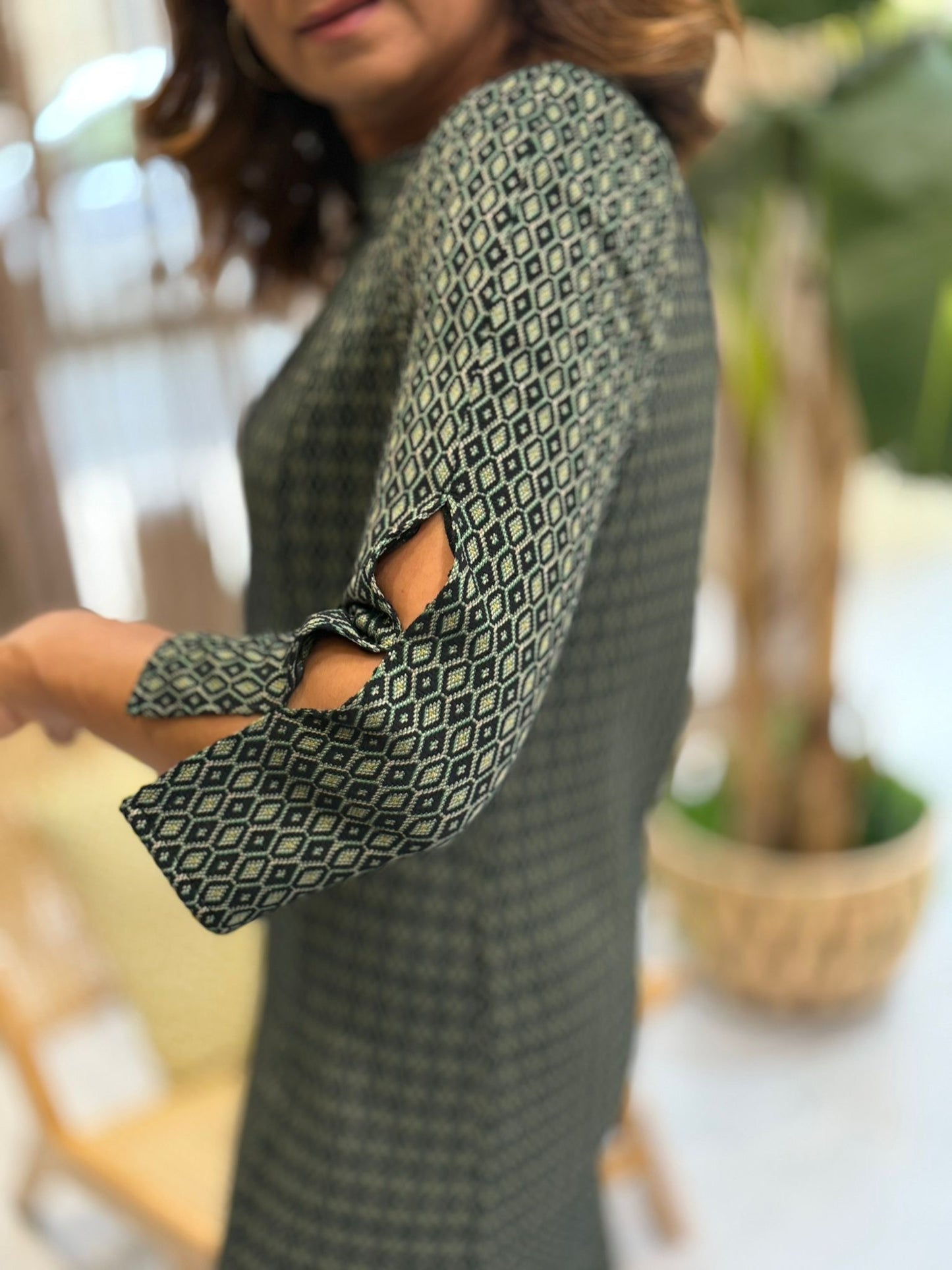 Vestido com padrão verde e preto