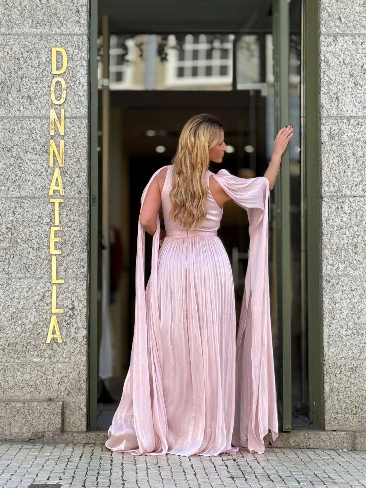 VESTIDO CETIM COM MANGAS CAPA