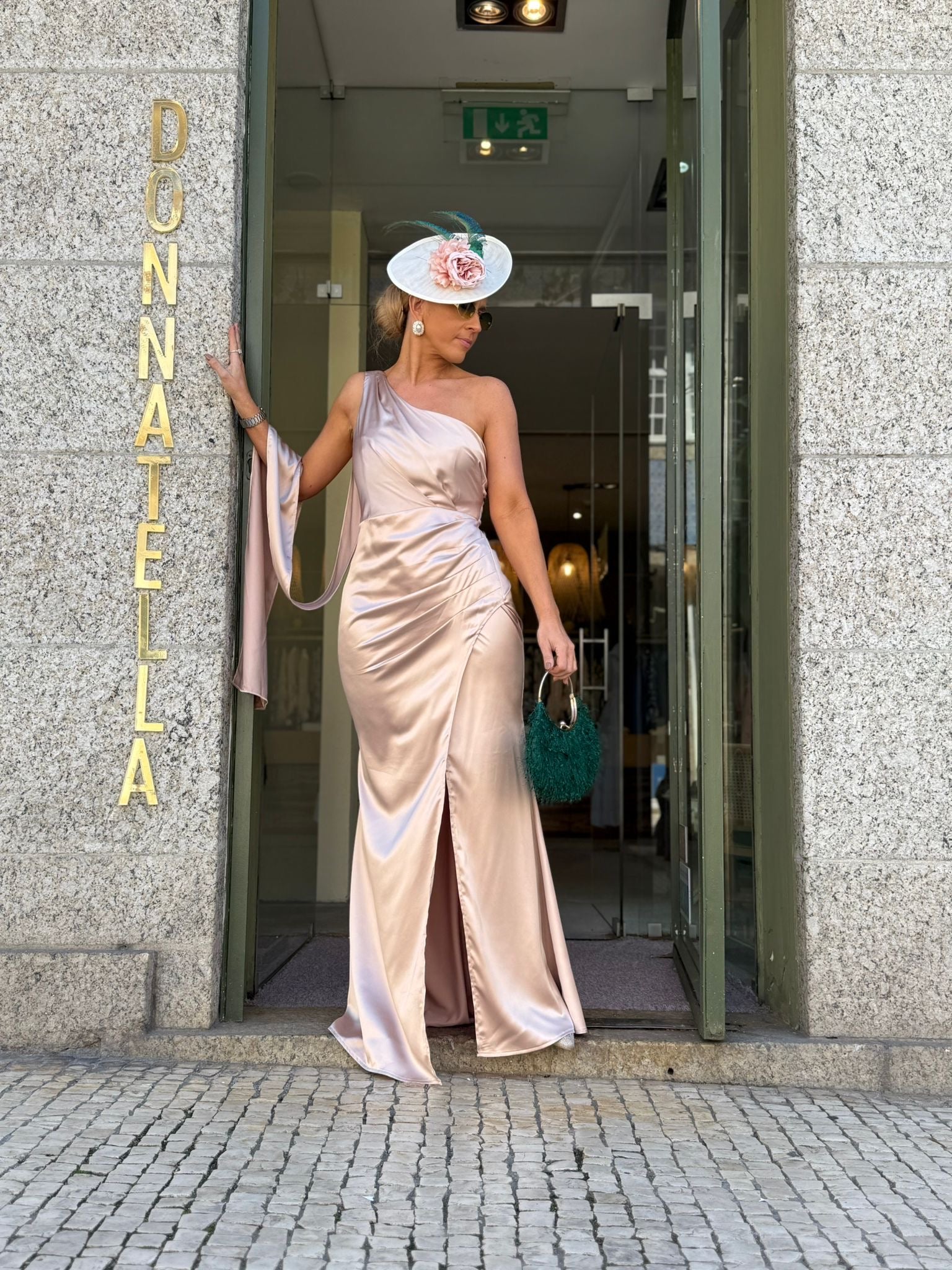 VESTIDO BEGE COM RACHA