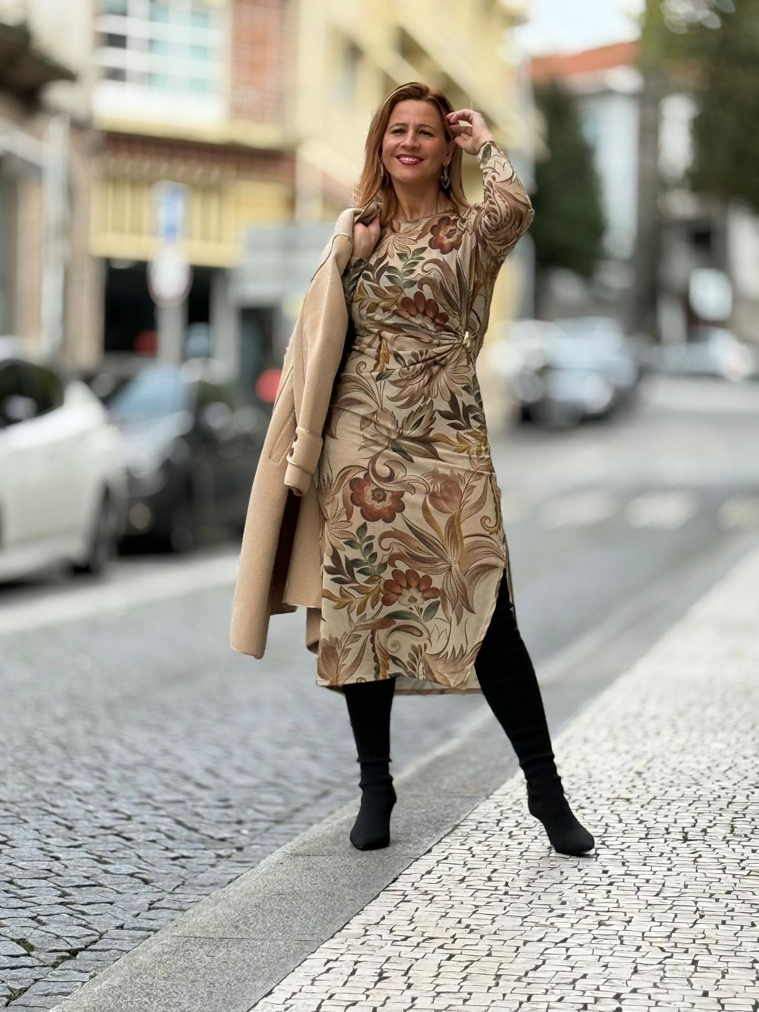 Vestido com padrões florais com detalhe dourado