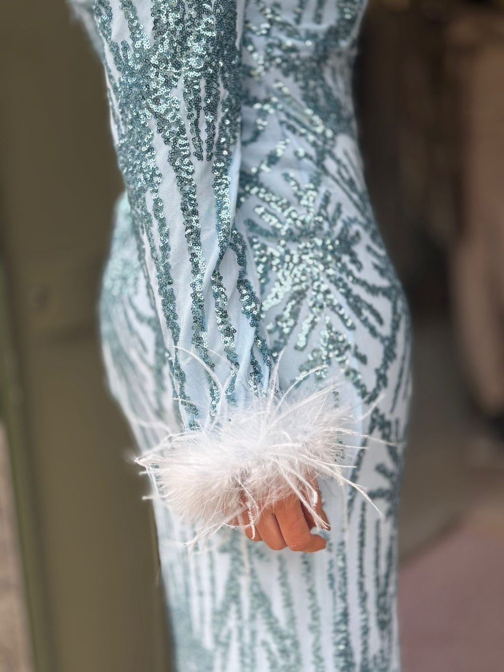 VESTIDO SEREIA MANGA LONGA COM PLUMAS