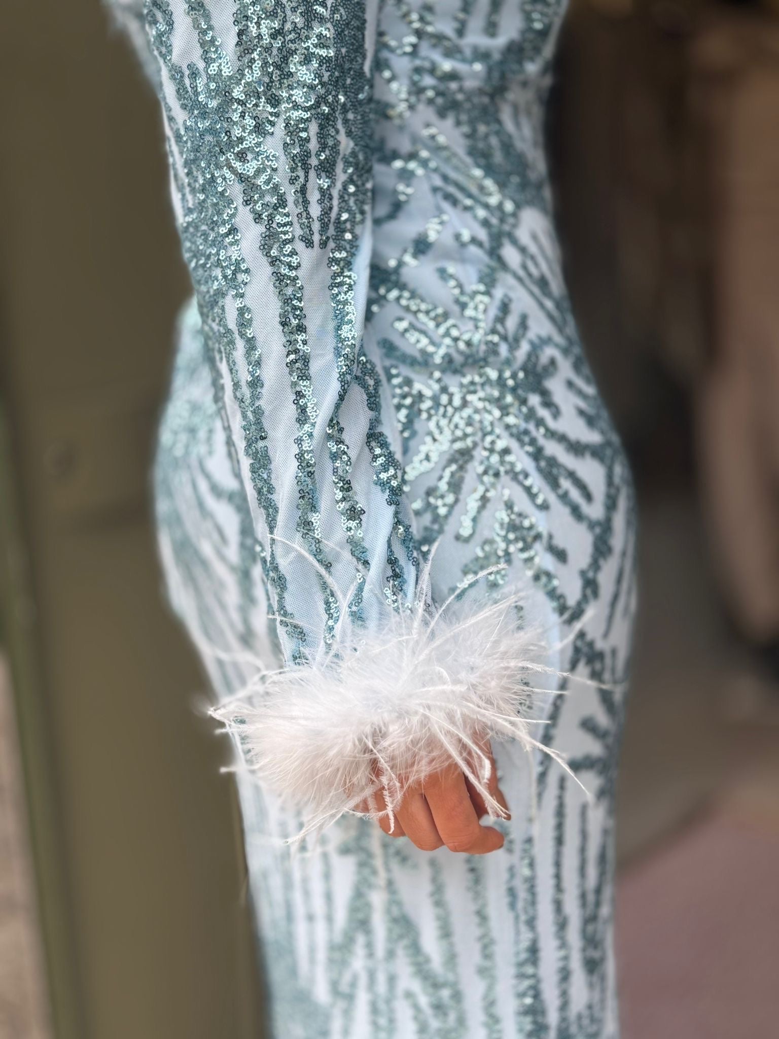 VESTIDO SEREIA MANGA LONGA COM PLUMAS