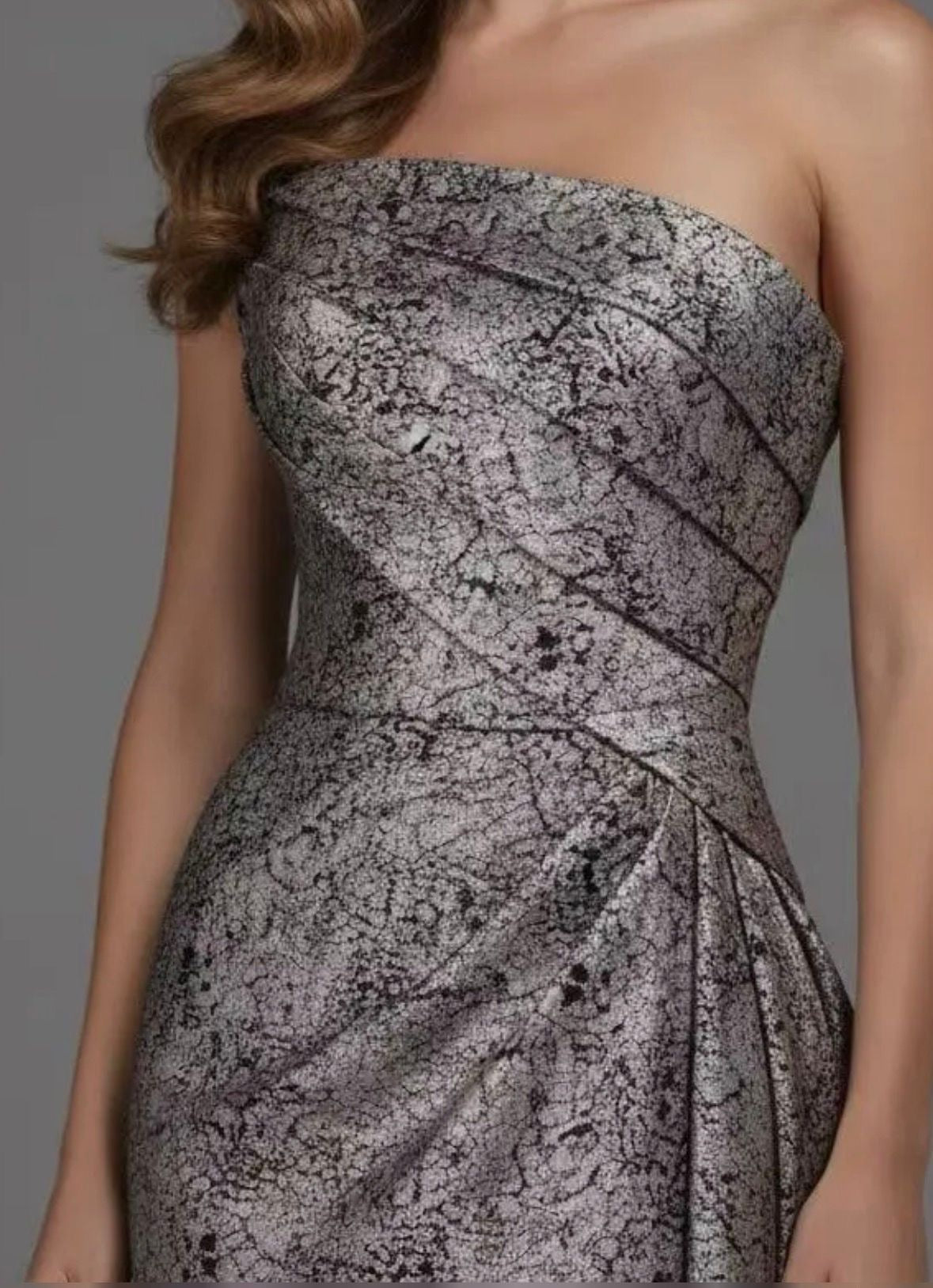 VESTIDO BROCADO EM MODELO SEREIA
