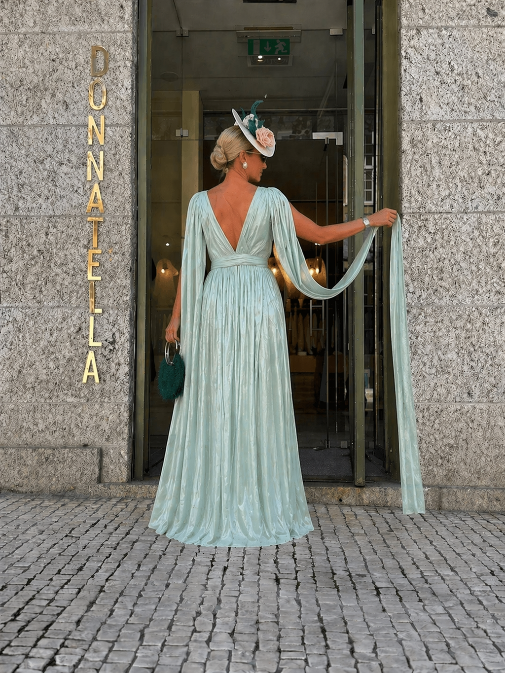 VESTIDO VERDE ÁGUA COM CAPA