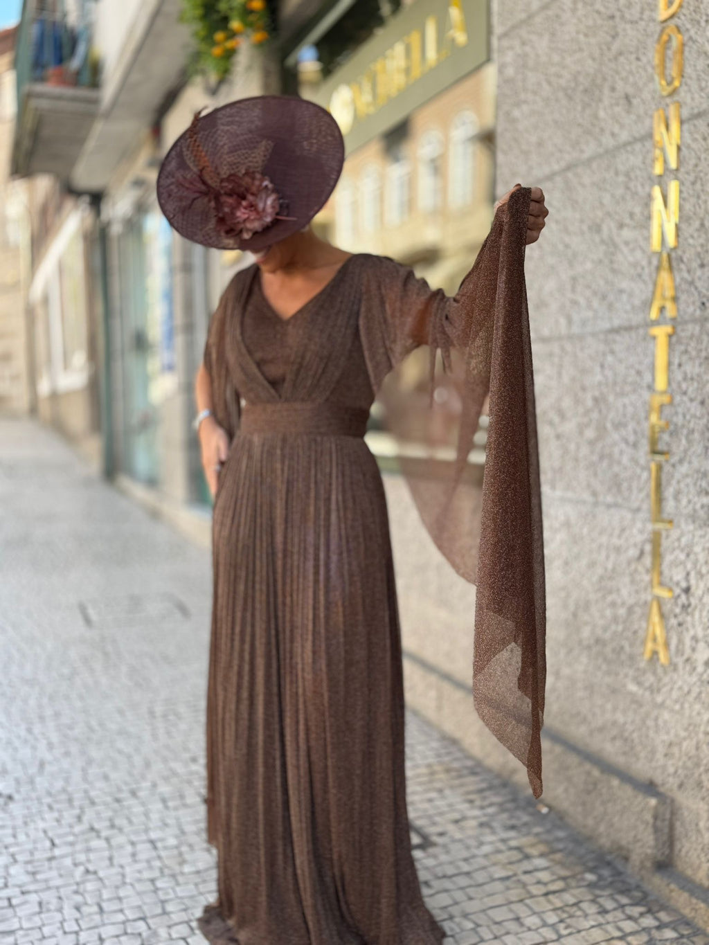 VESTIDO CASTANHO COM CAPA