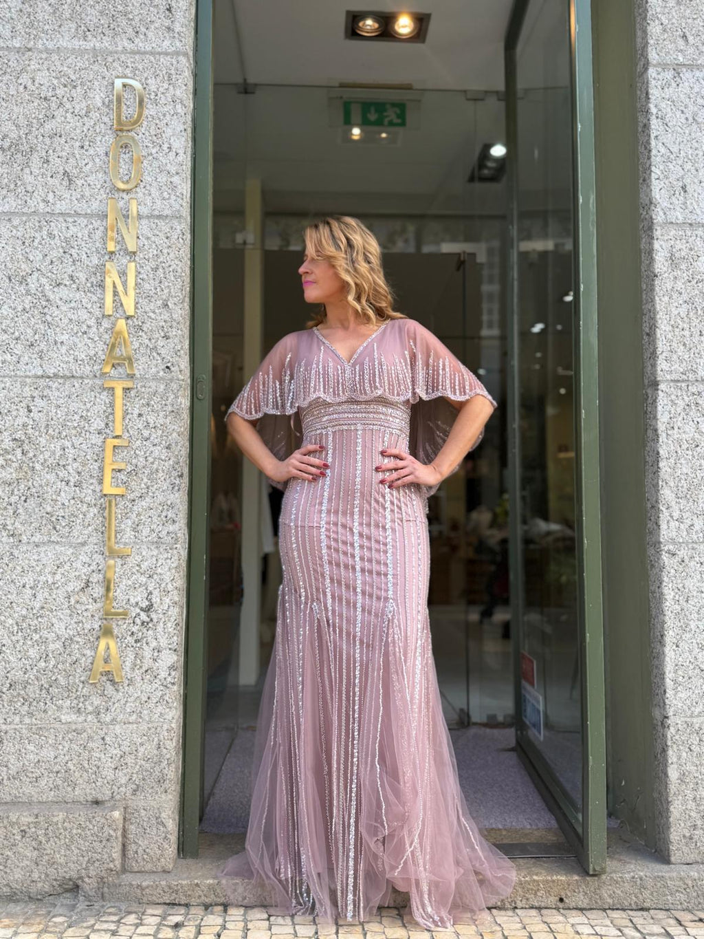 VESTIDO LANTEJOULAS COM CAPA