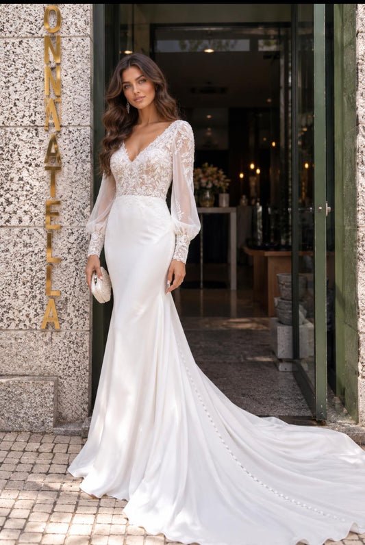 VESTIDO COM MANGAS DE RENDA E CAUDA