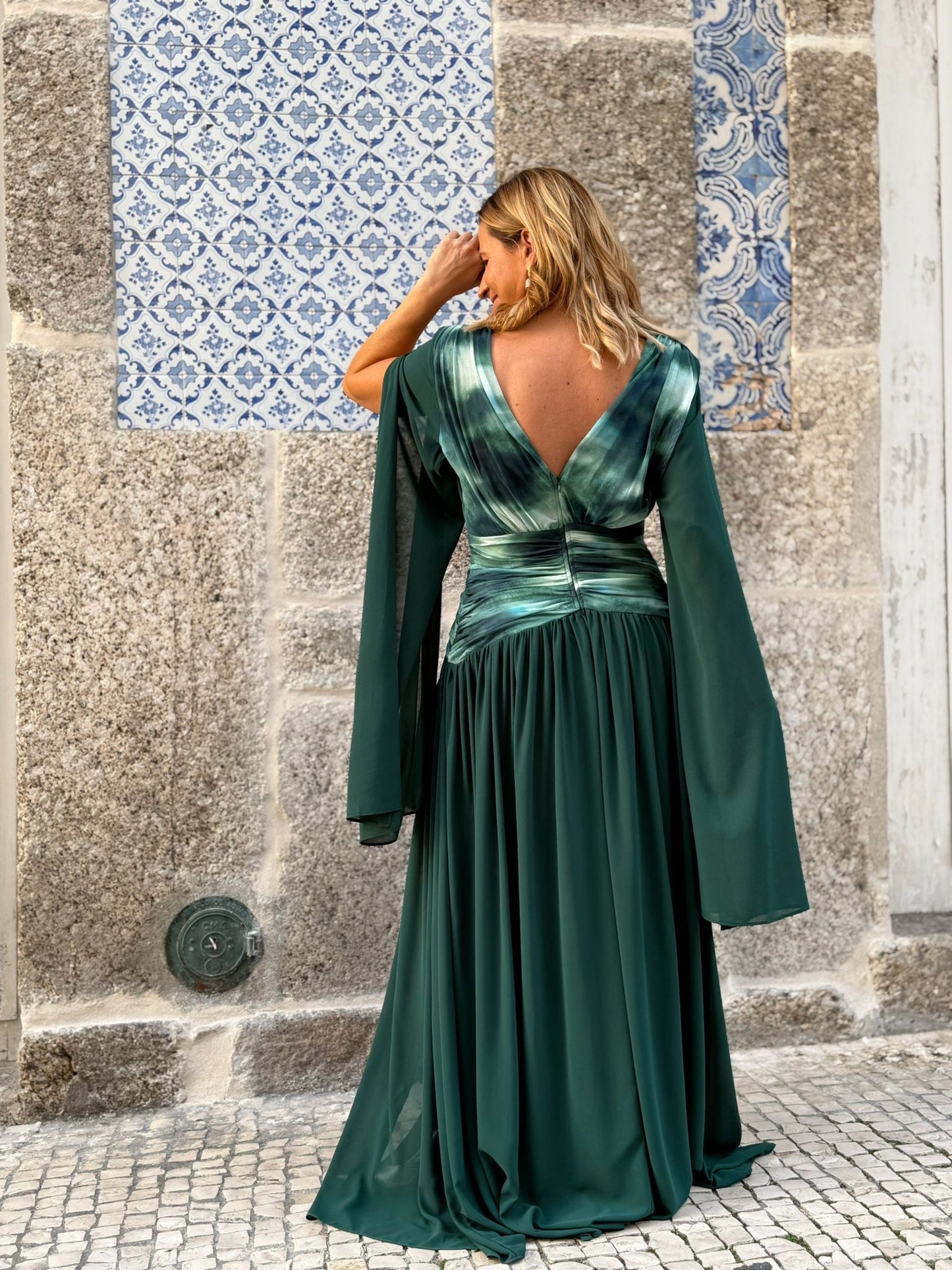 Vestido verde com mangas em capa