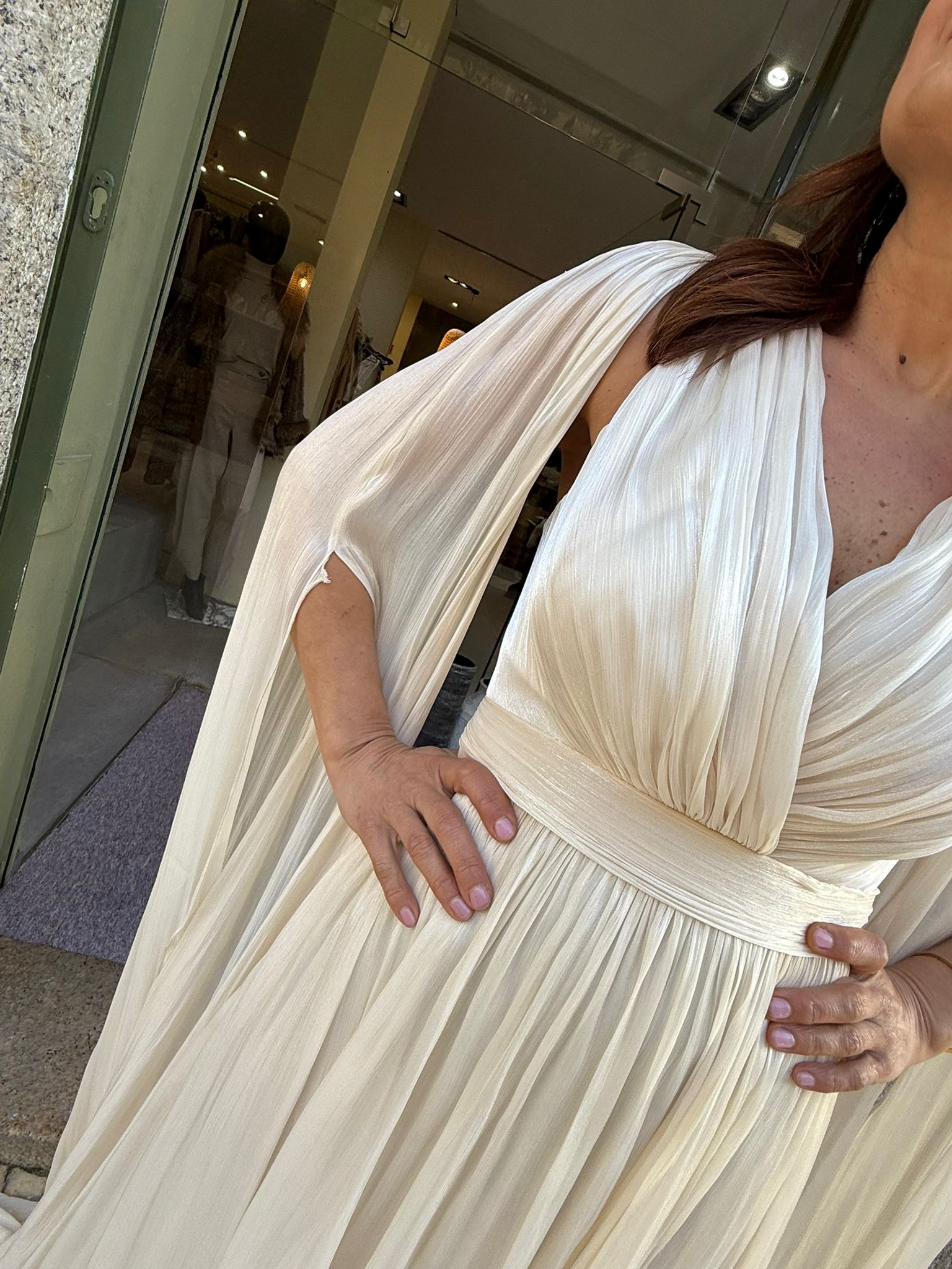 VESTIDO CETIM COM MANGAS CAPA