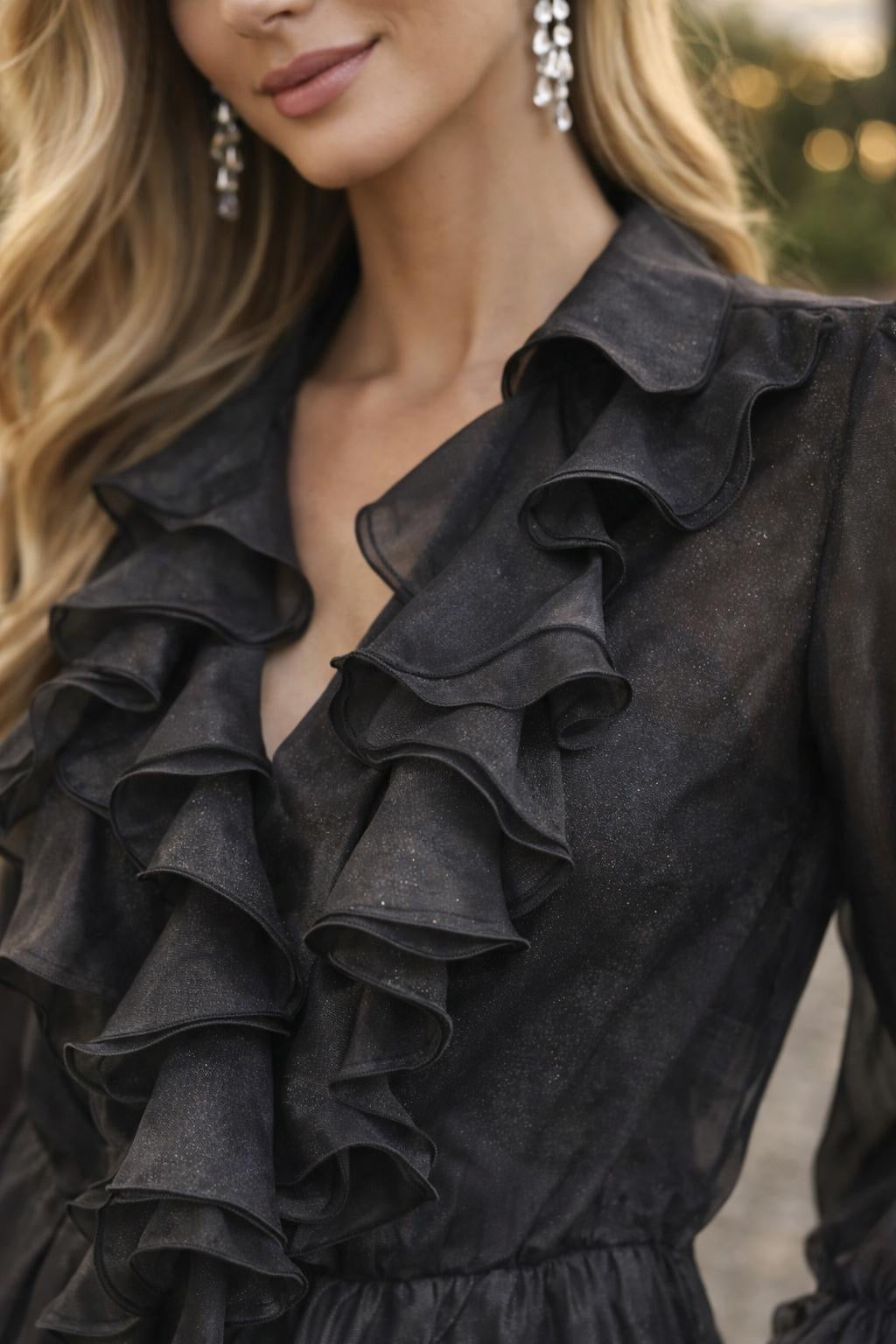 BLUSA PRETA COM FOLHOS