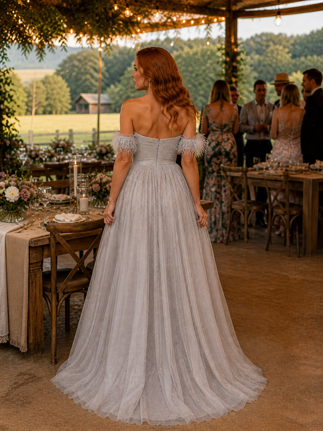 VESTIDO CINZA PLISSADO COM PLUMAS