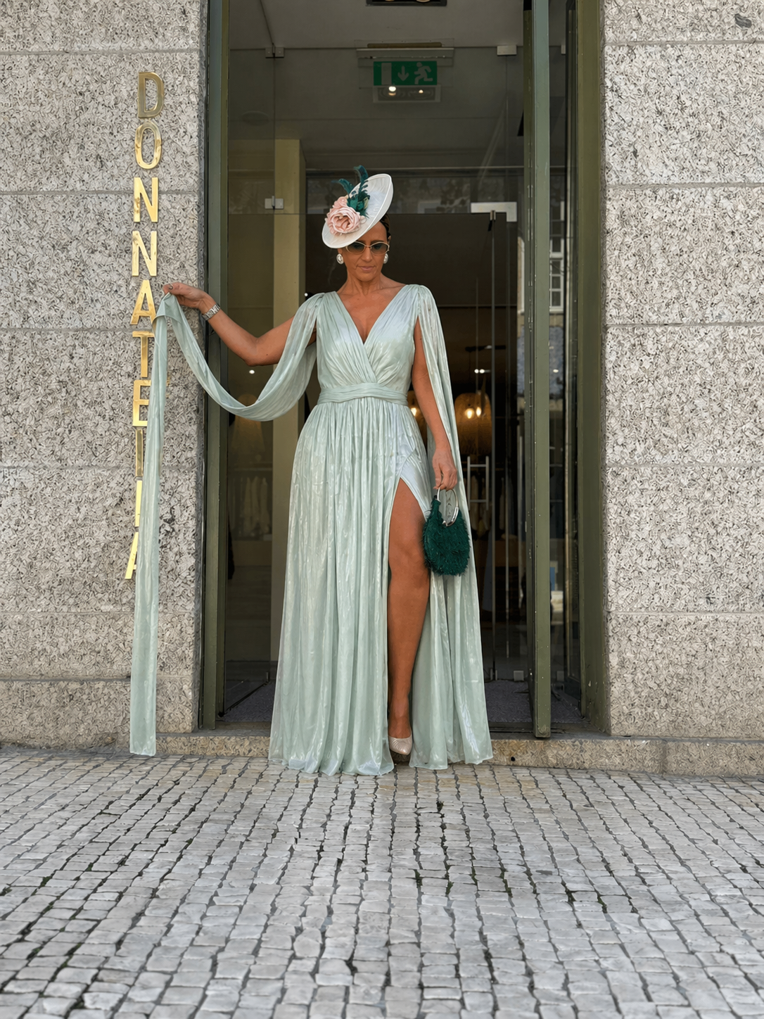 VESTIDO VERDE ÁGUA COM CAPA