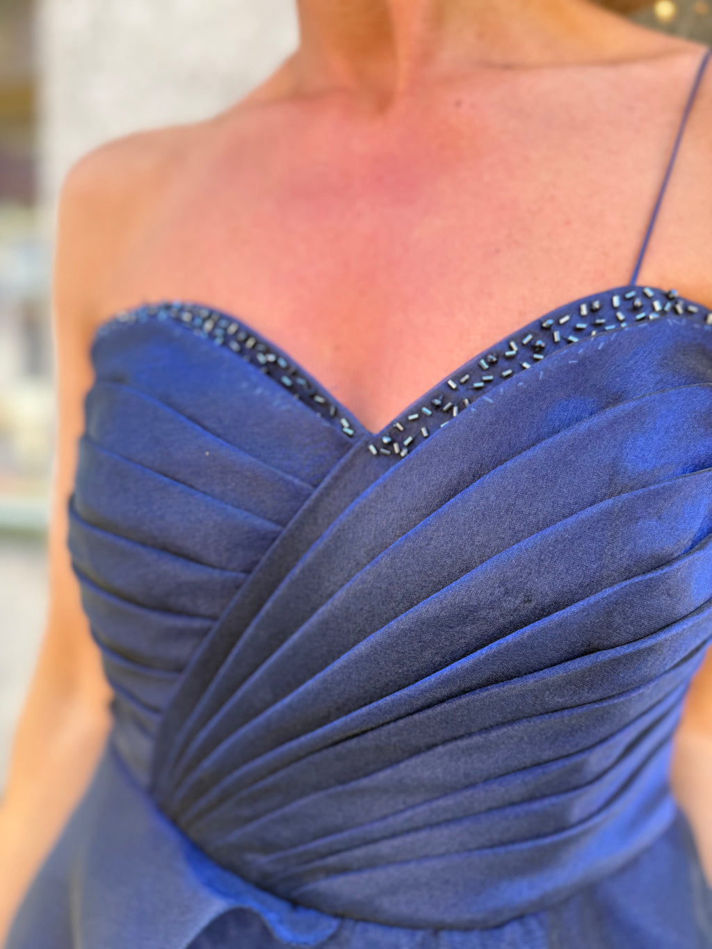 VESTIDO AZUL MARINHO FOLHOS