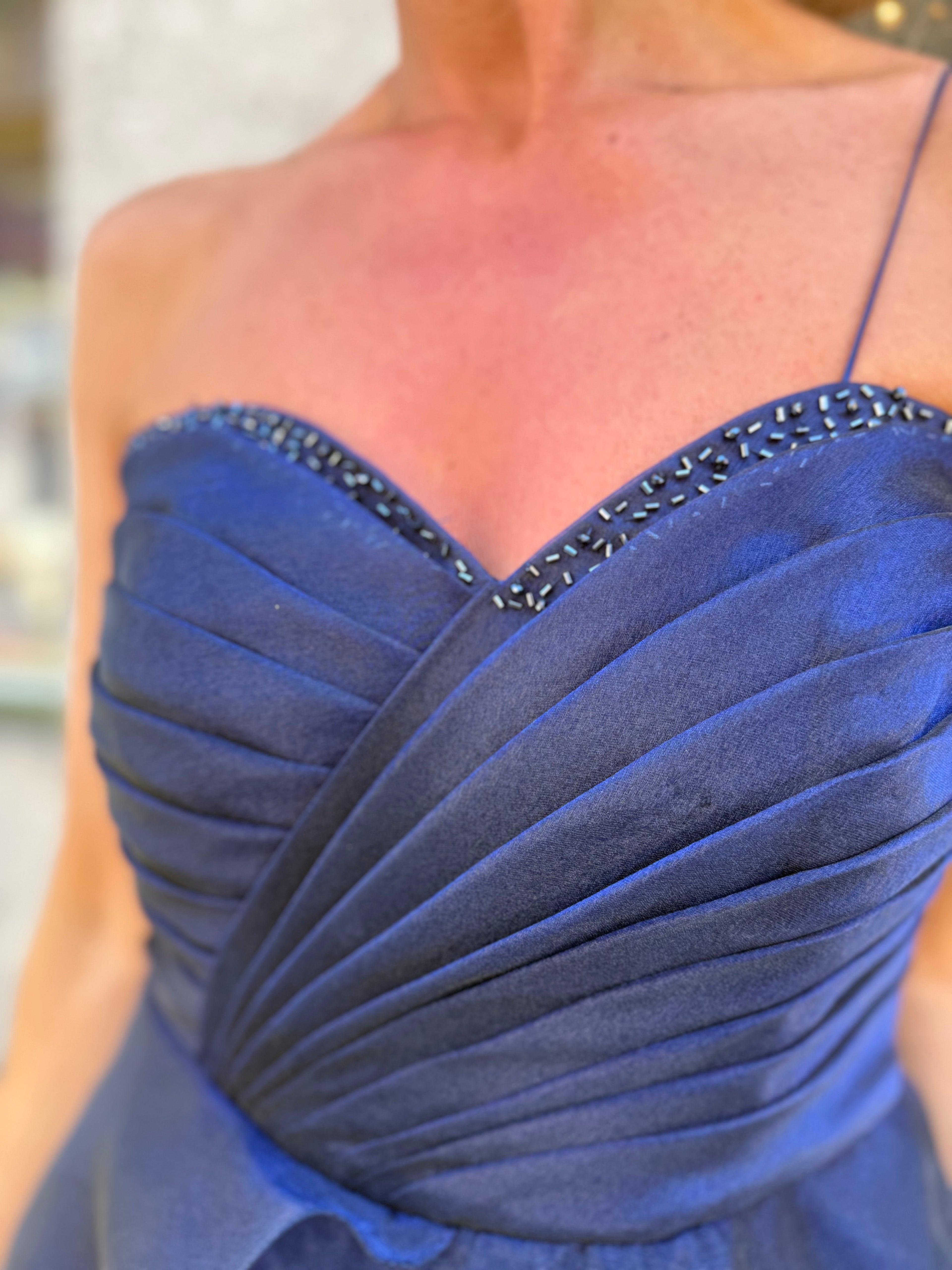 VESTIDO AZUL MARINHO FOLHOS