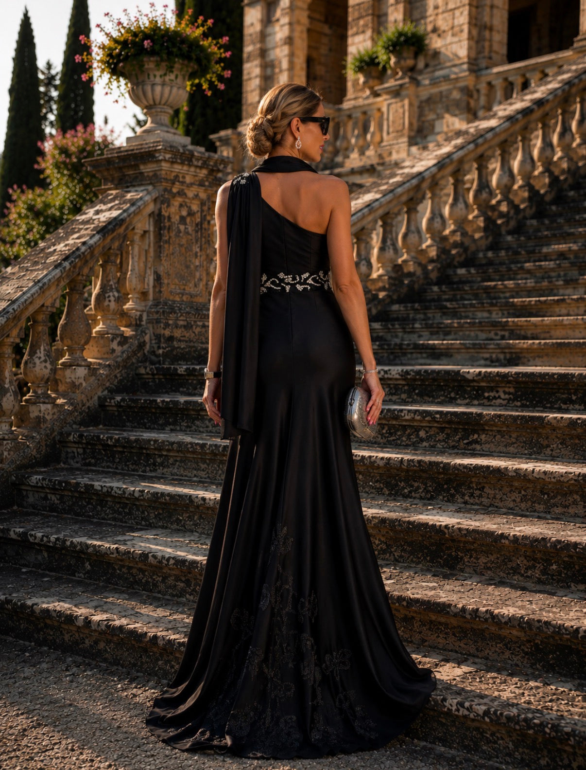 VESTIDO PRETO COM APLICAÇÃO BRILHANTE