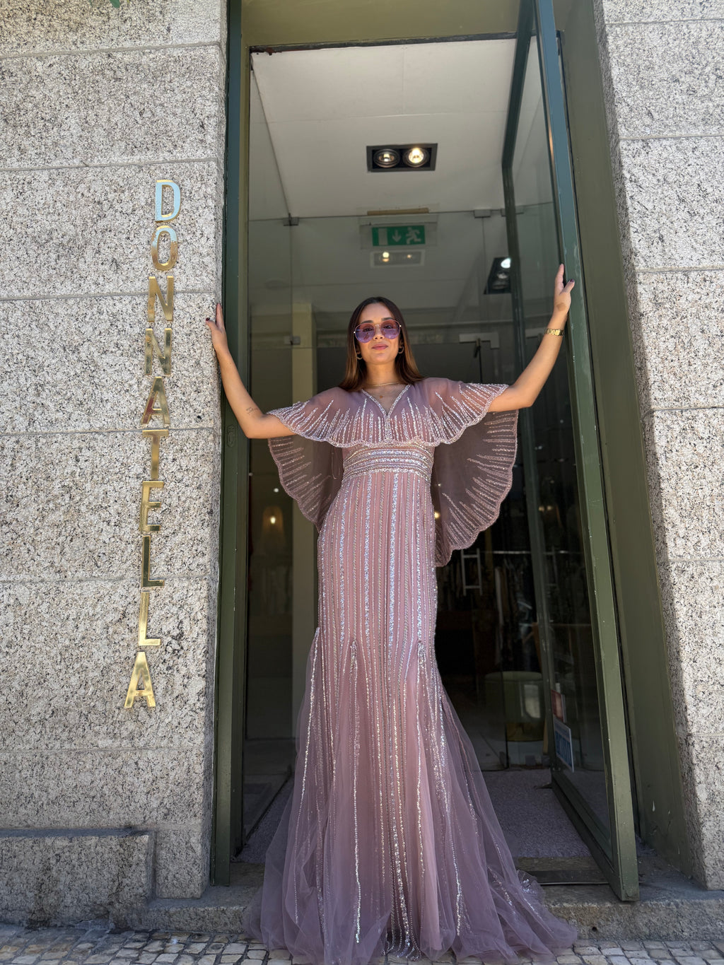 VESTIDO LANTEJOULAS COM CAPA