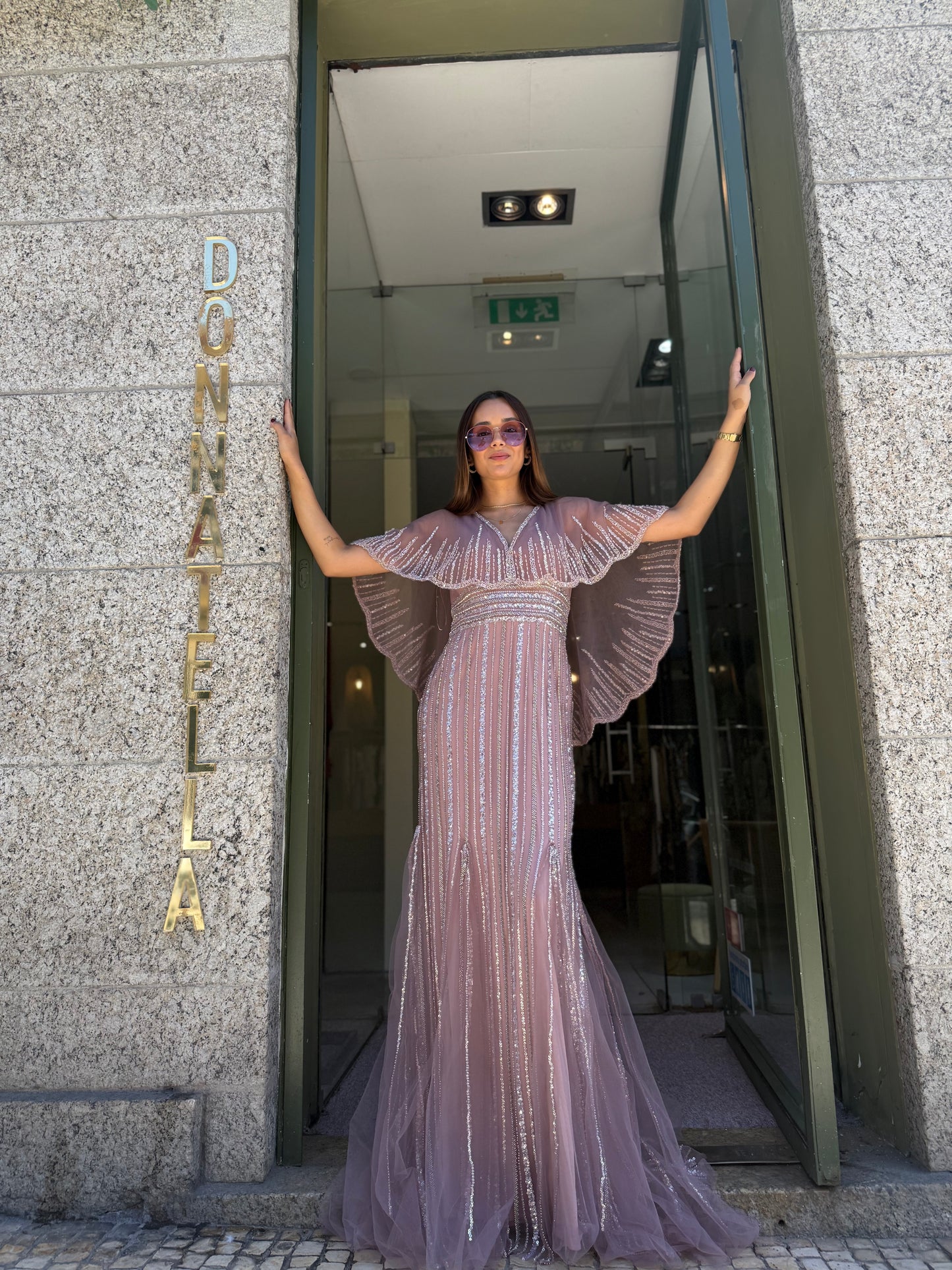 VESTIDO LANTEJOULAS COM CAPA