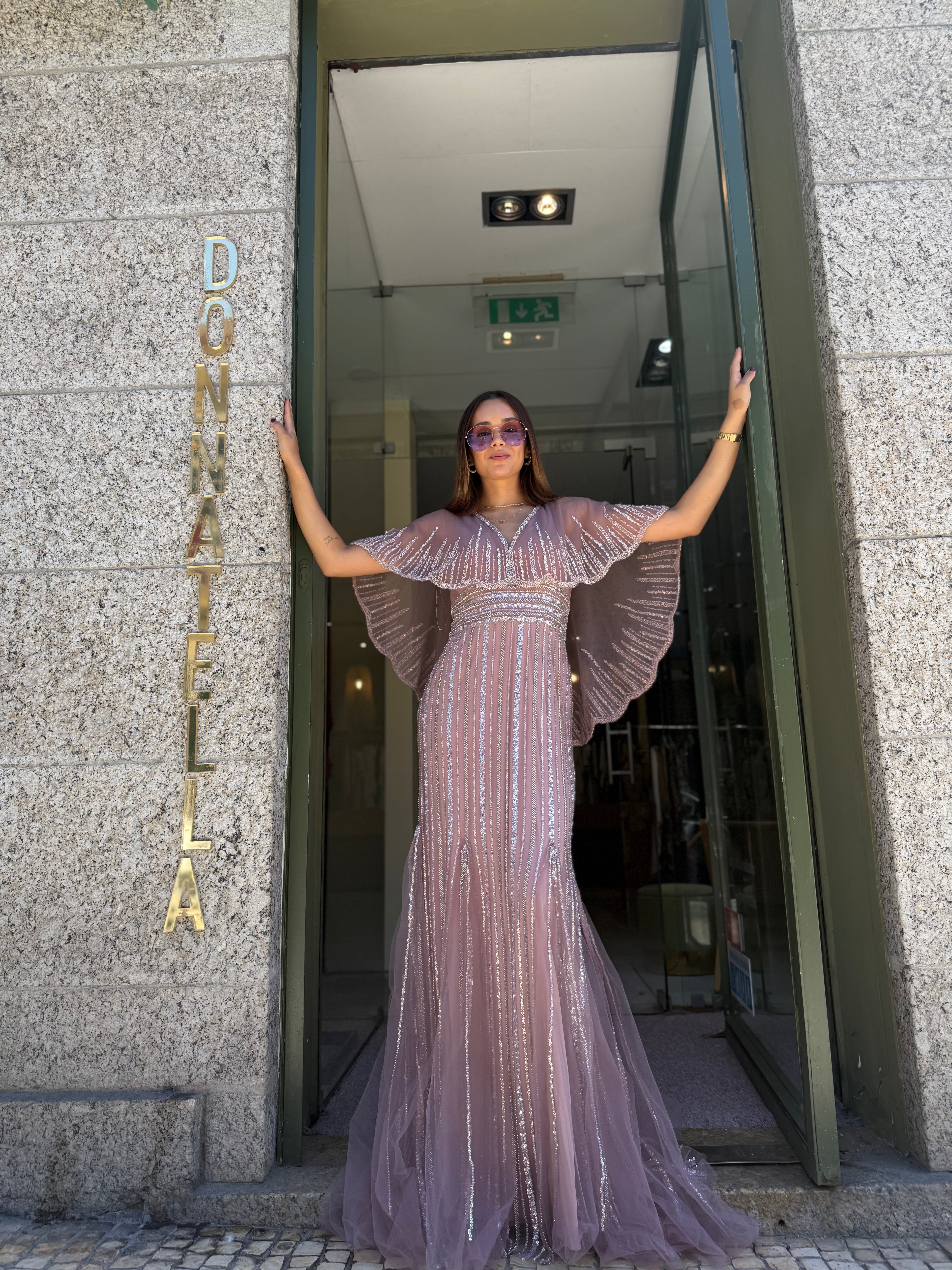 VESTIDO LANTEJOULAS COM CAPA