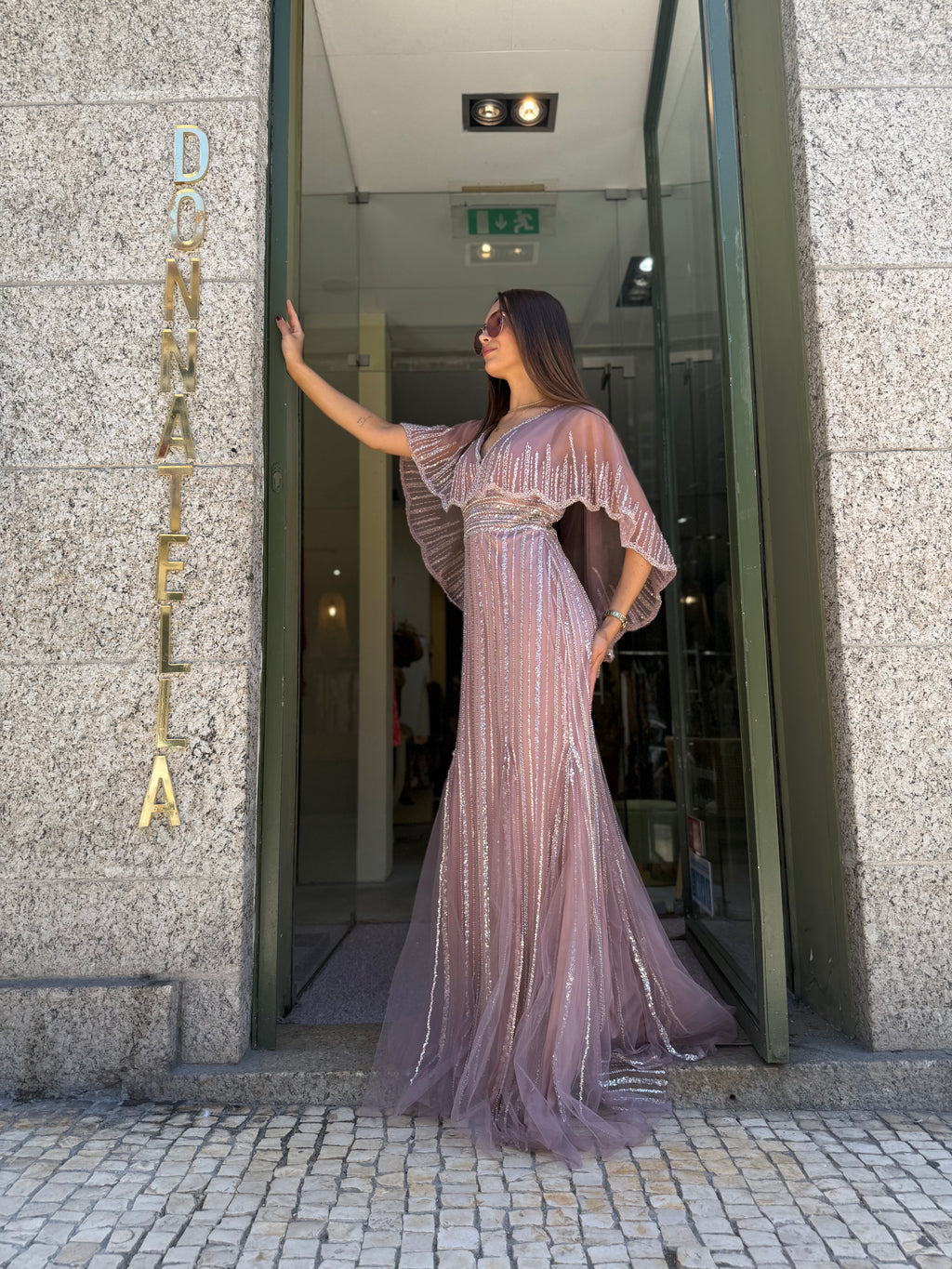 VESTIDO LANTEJOULAS COM CAPA