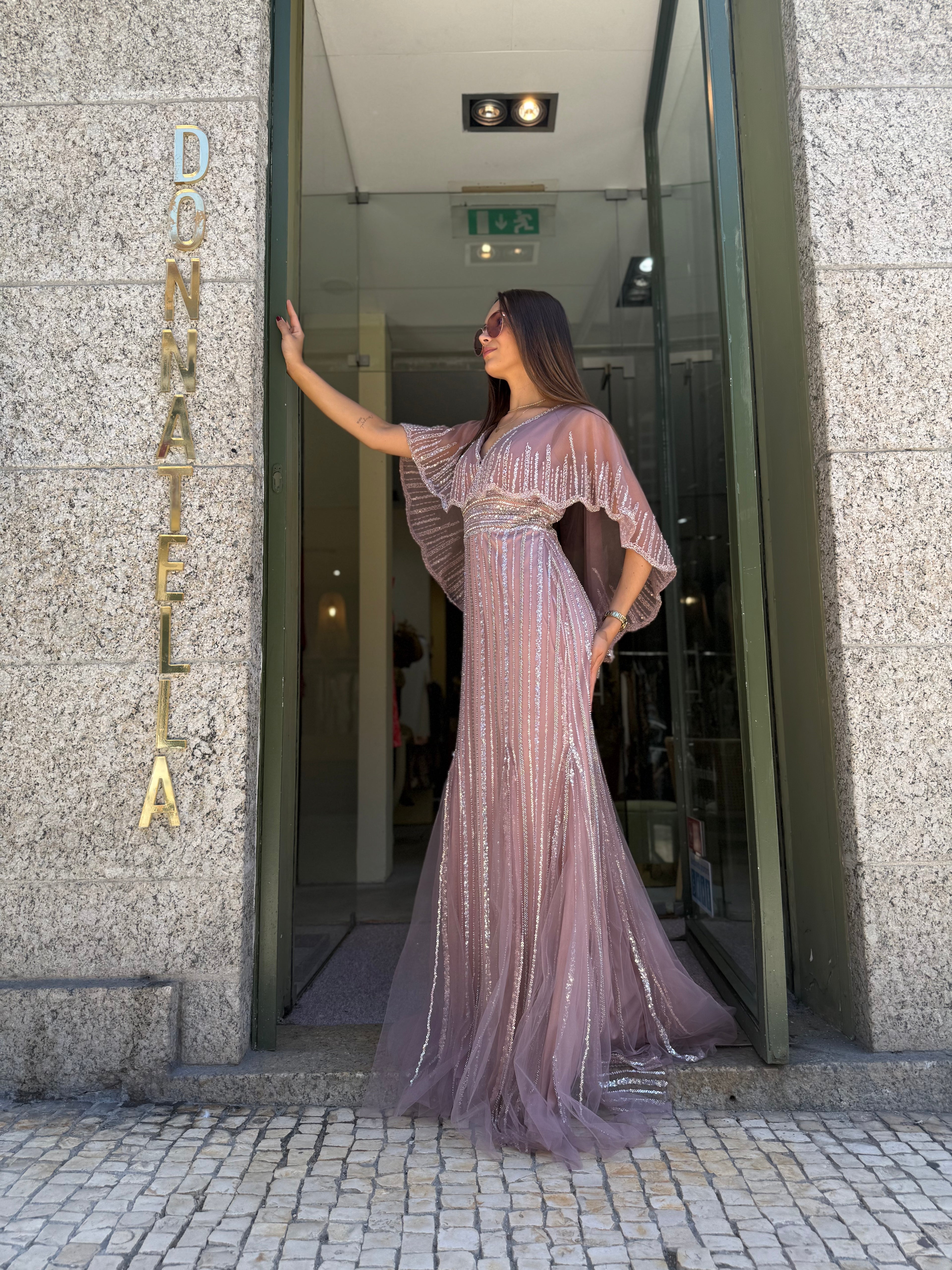 VESTIDO LANTEJOULAS COM CAPA