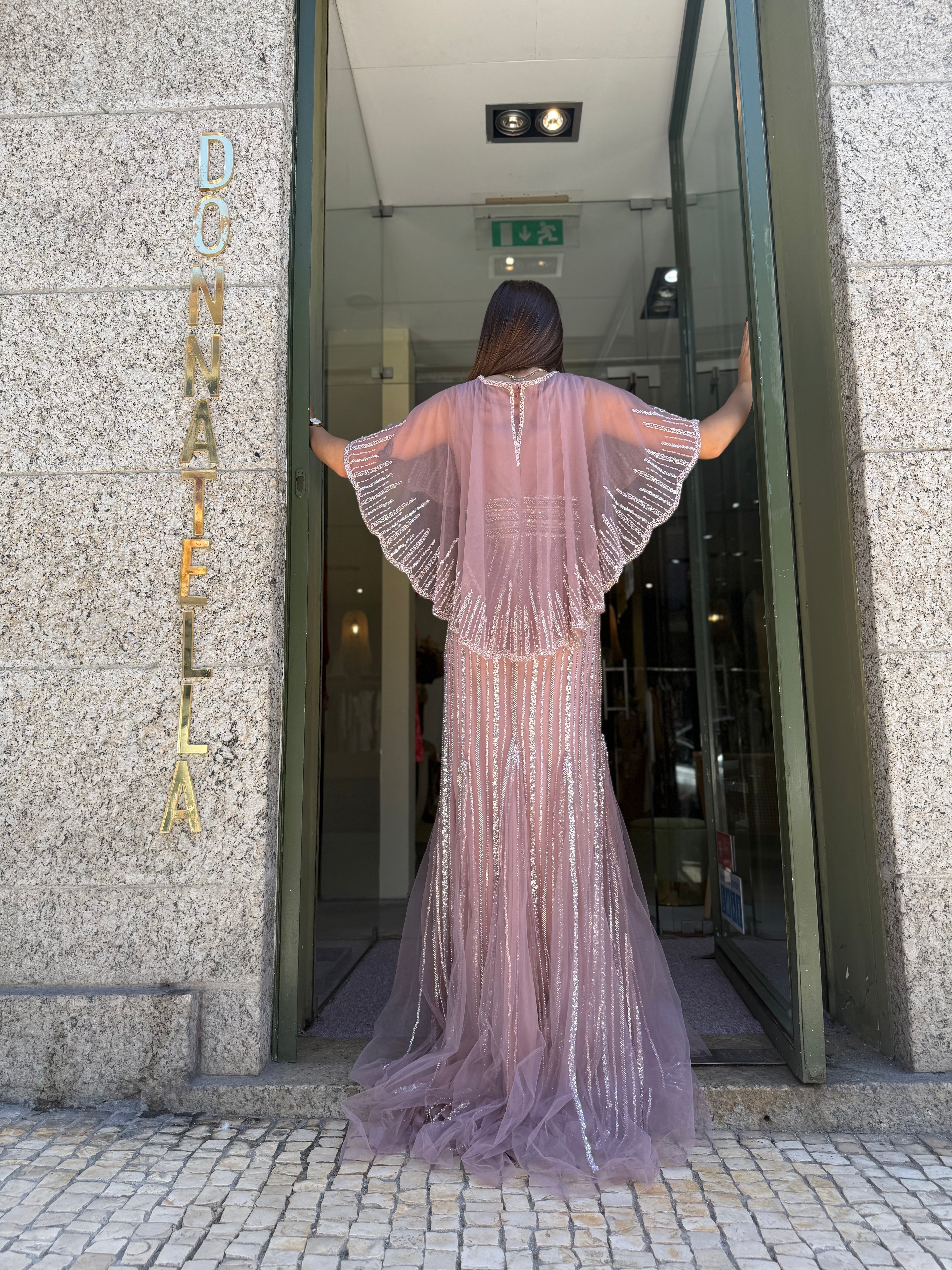 VESTIDO LANTEJOULAS COM CAPA