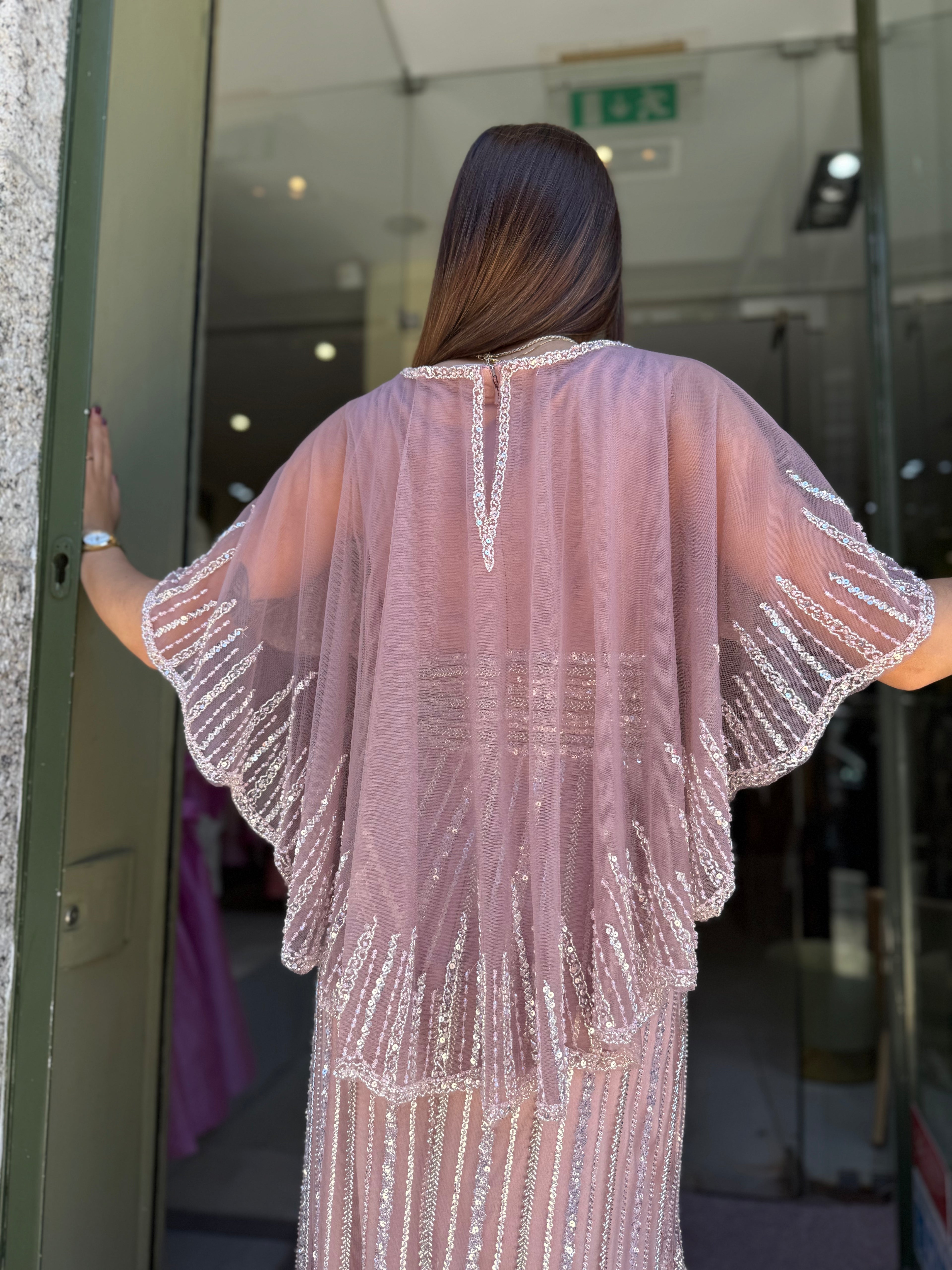 VESTIDO LANTEJOULAS COM CAPA