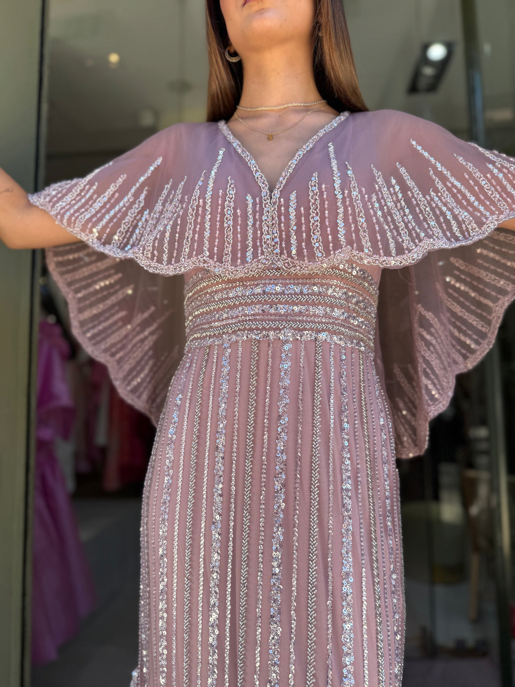 VESTIDO LANTEJOULAS COM CAPA