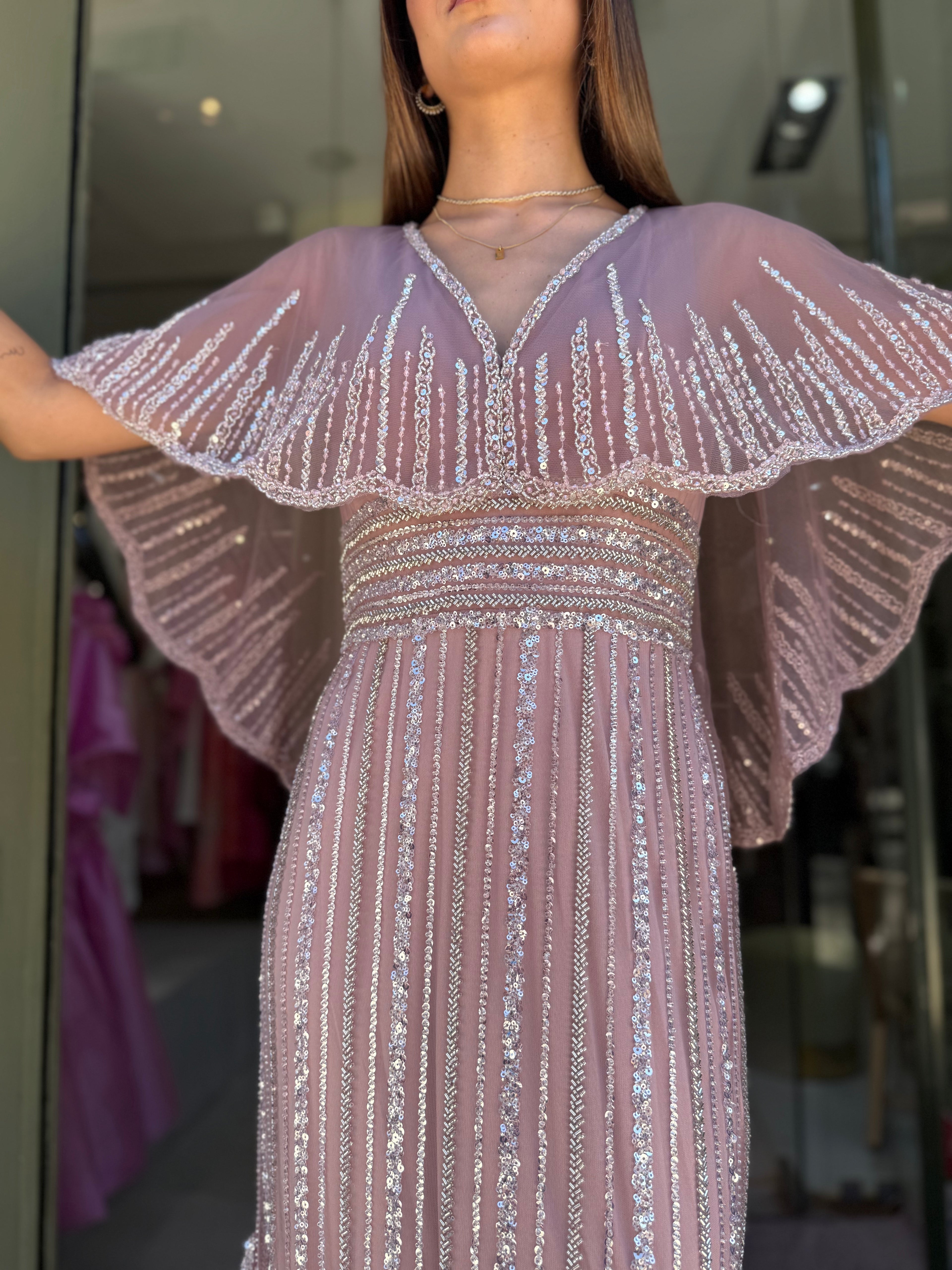VESTIDO LANTEJOULAS COM CAPA