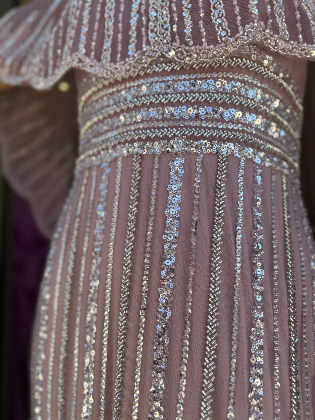 VESTIDO LANTEJOULAS COM CAPA